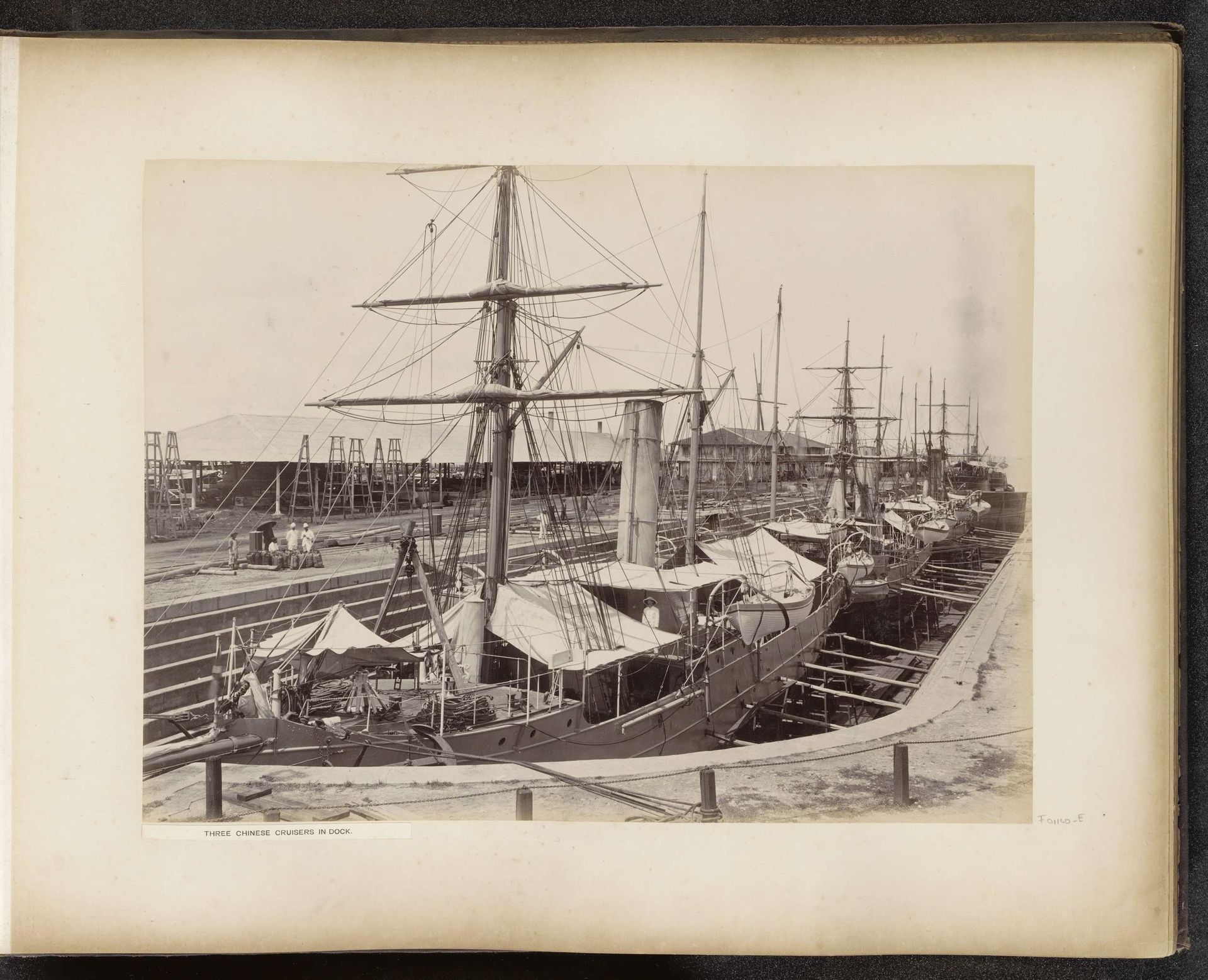 Drie Chinese schepen in een dok van de Tanjong Pagar Dock Co. Ltd. in Singapore by G.R. Lambert & Co.