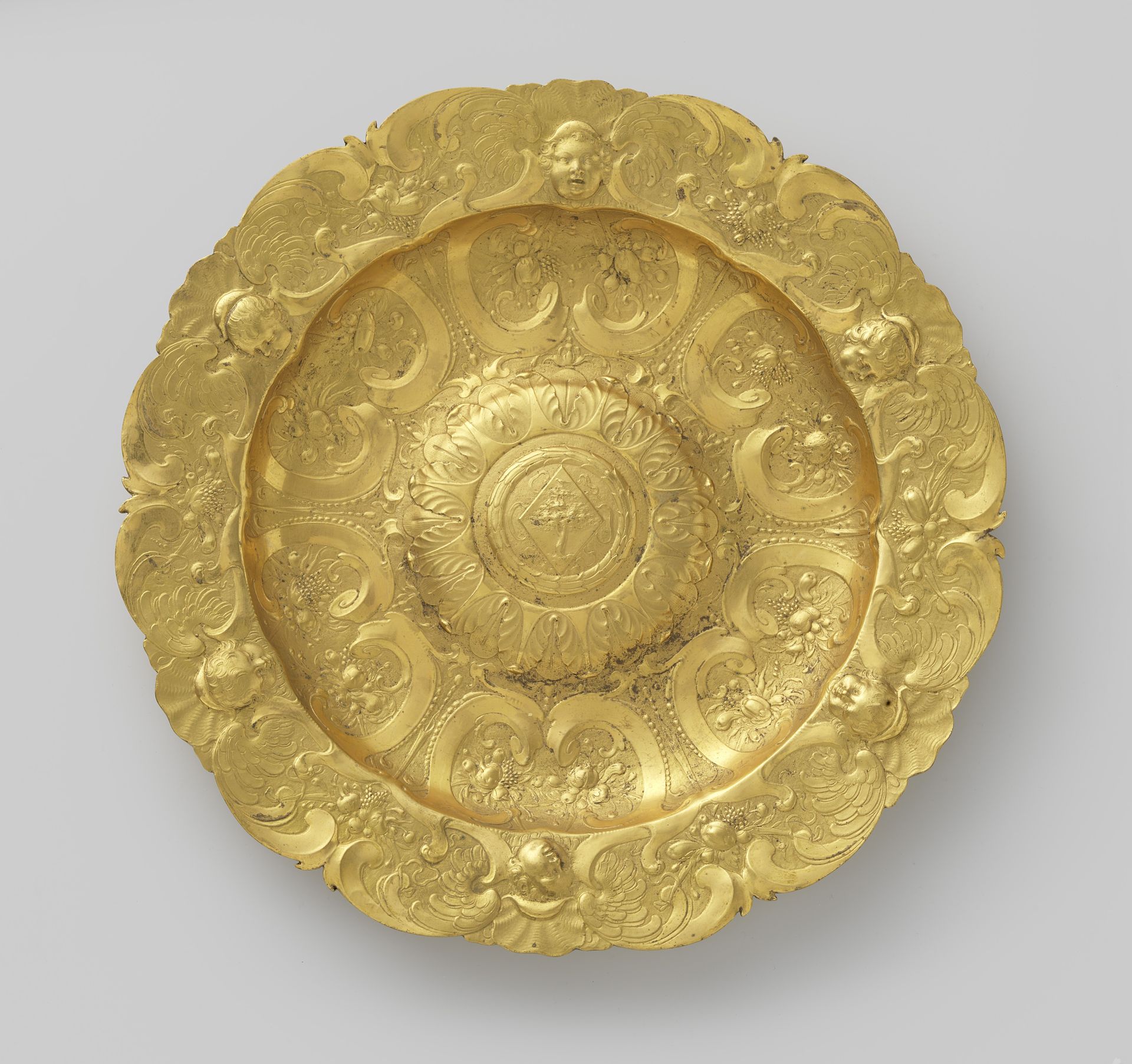 Galvanoplastische reproductie van een schotel met gedreven ornament en wapenschild by Elkington & Co.
