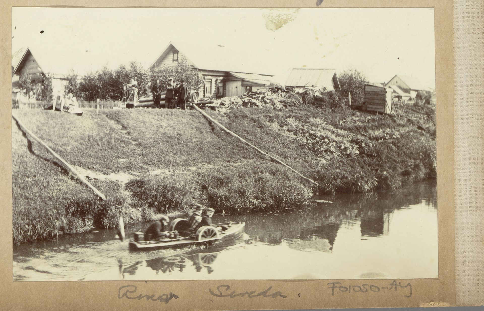 Rivier bij Sereda met mannen in een kleine raderboot by Joseph Cheetham