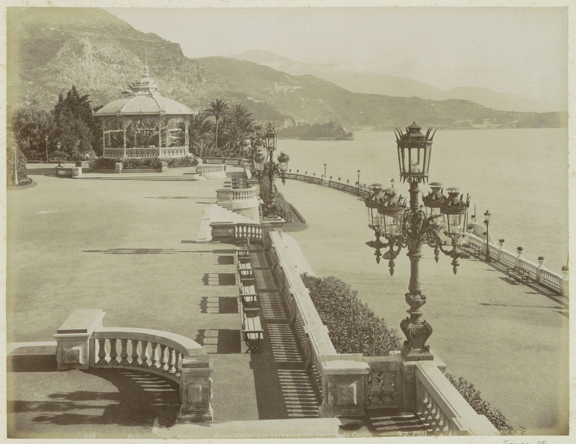 Gezicht op de terrassen en de muziekkiosk bij het Monte Carlo Casino by Étienne Neurdein
