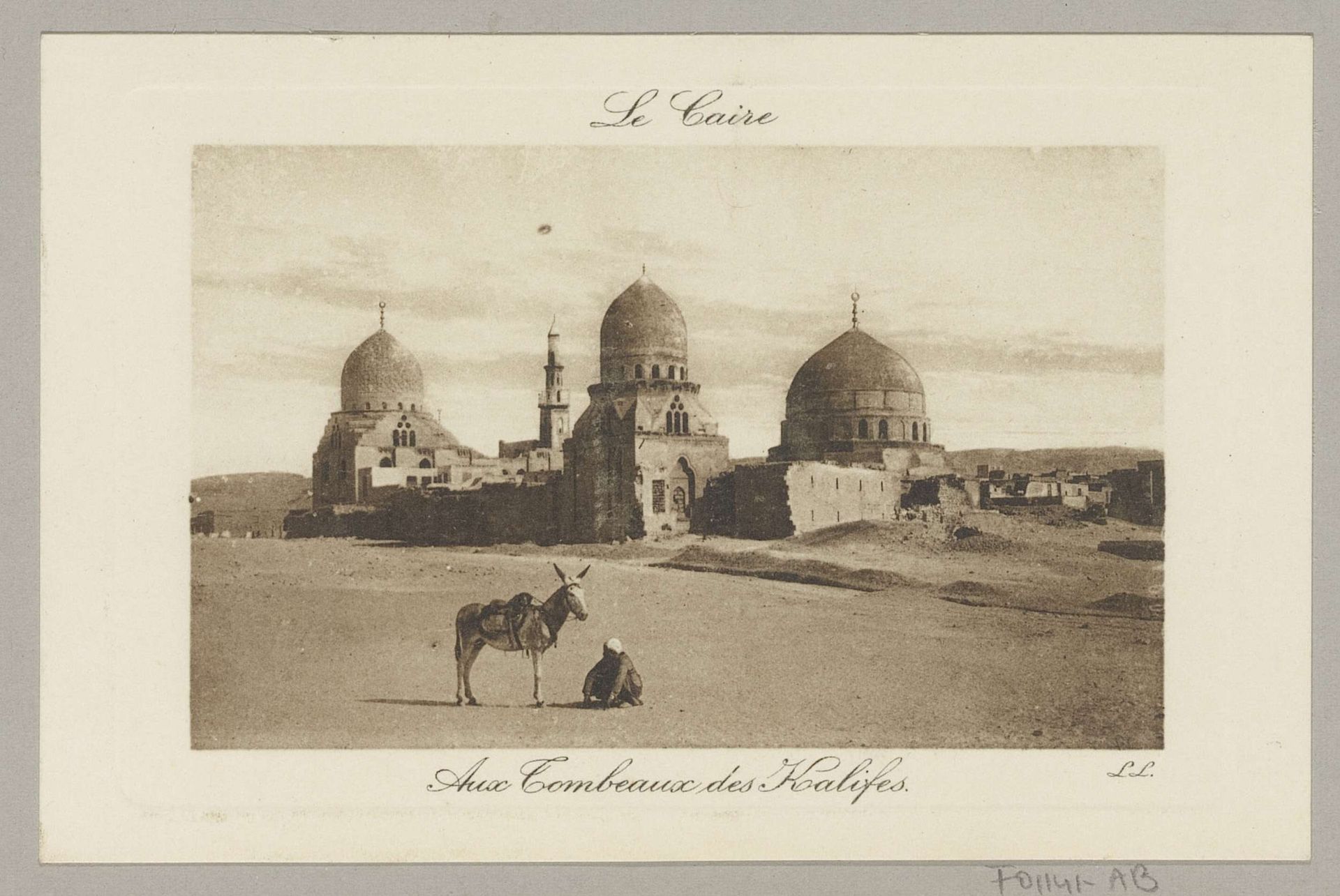 Gezicht op tombes van de Kaliefen te Caïro by LL