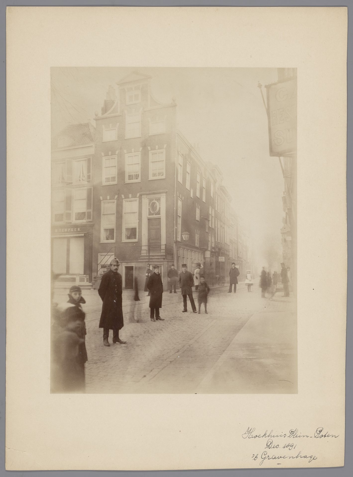 Gezicht op het hoekhuis van Plein en Korte Poten te Den Haag by anoniem (Monumentenzorg)