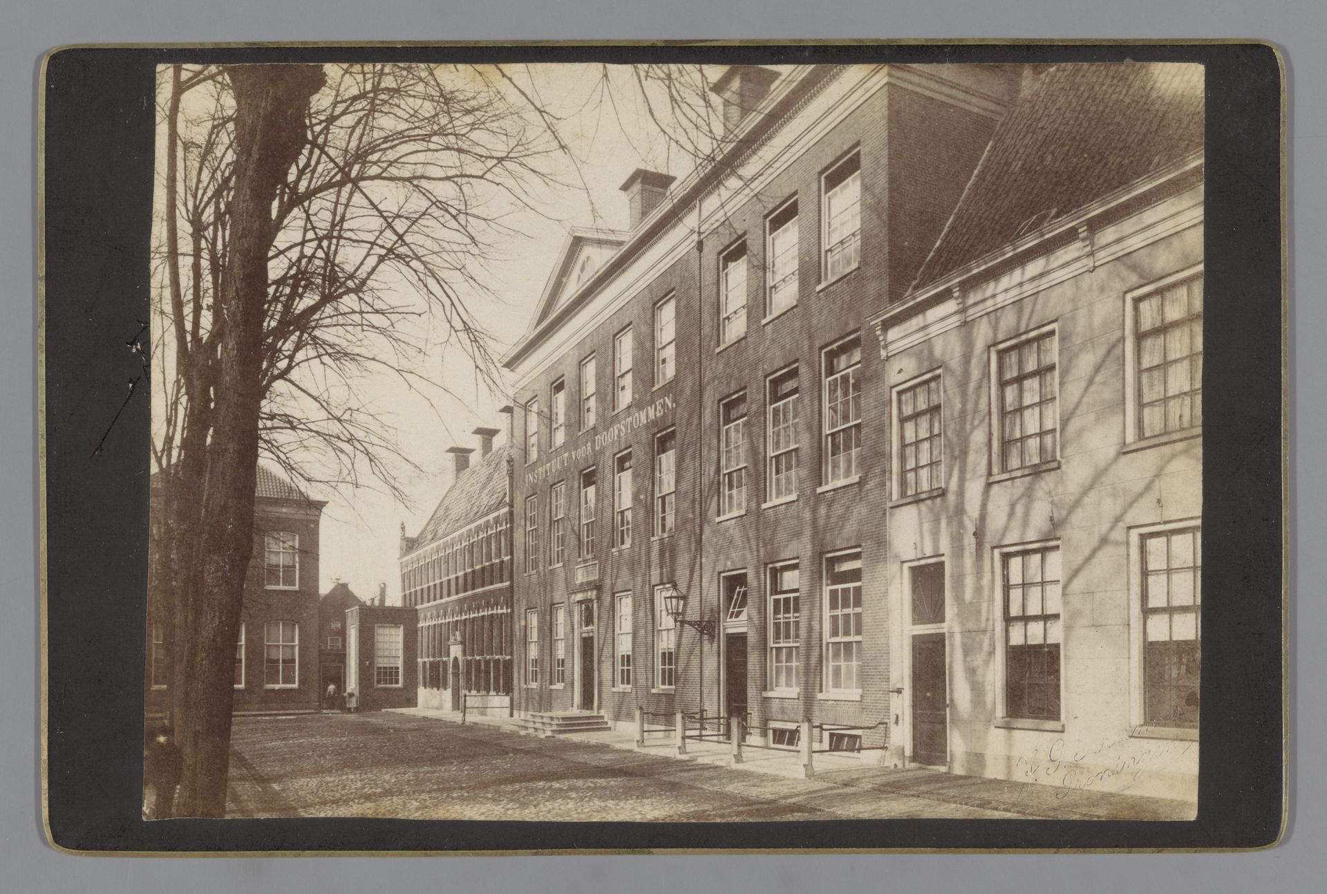 Voorgevel van het Instituut voor Doofstommen te Groningen by Johannes Gerardus Kramer