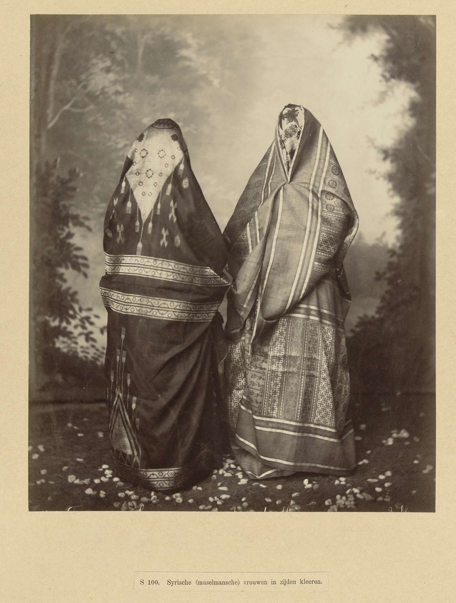 Portret van twee onbekende Syrische vrouwen, gesluierd by Félix Bonfils