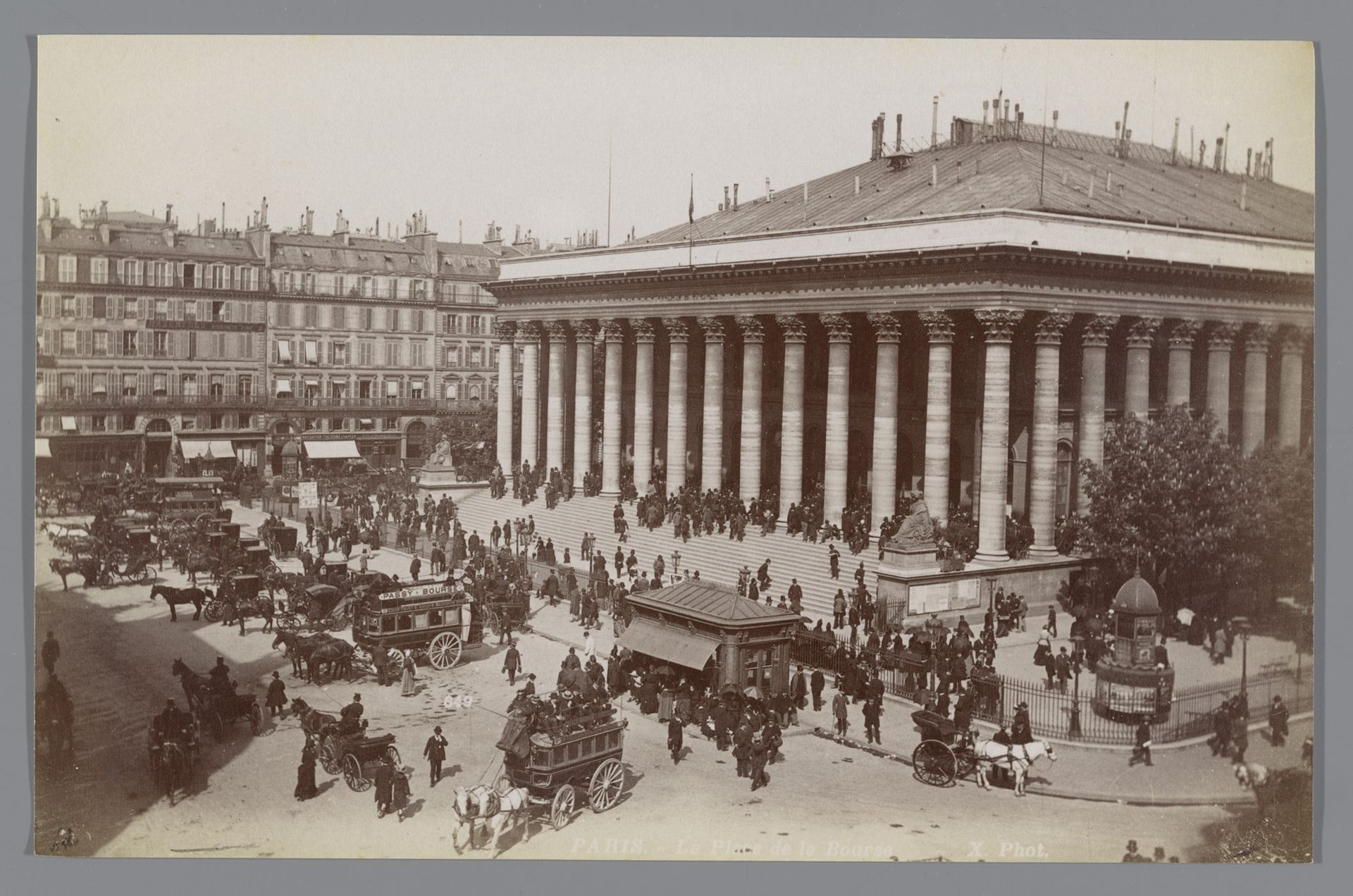 Gezicht op de Beurs van Parijs by X phot.