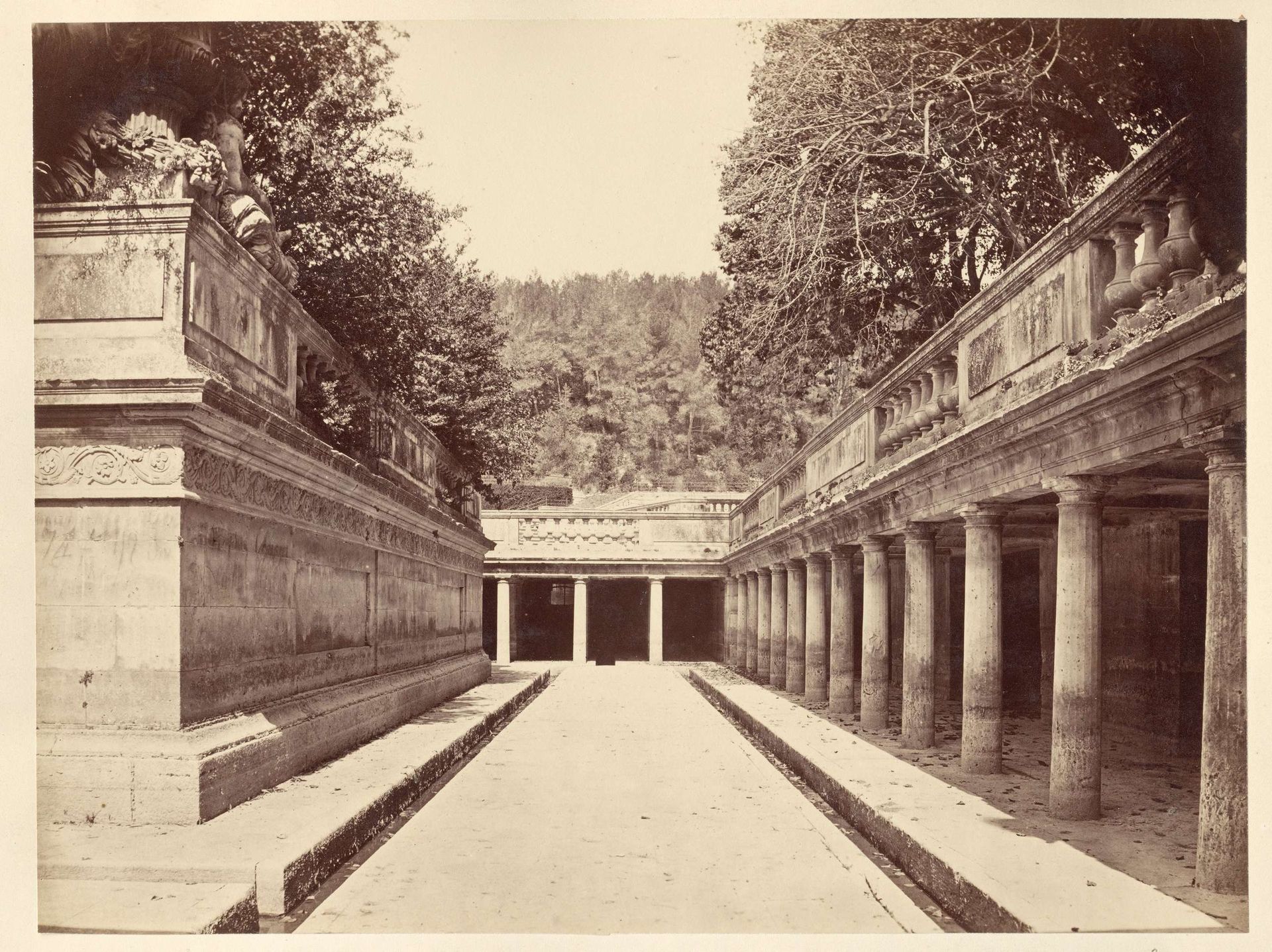 La Nymphée in les Jardins de la Fontaine te Nîmes by Louis Huguet