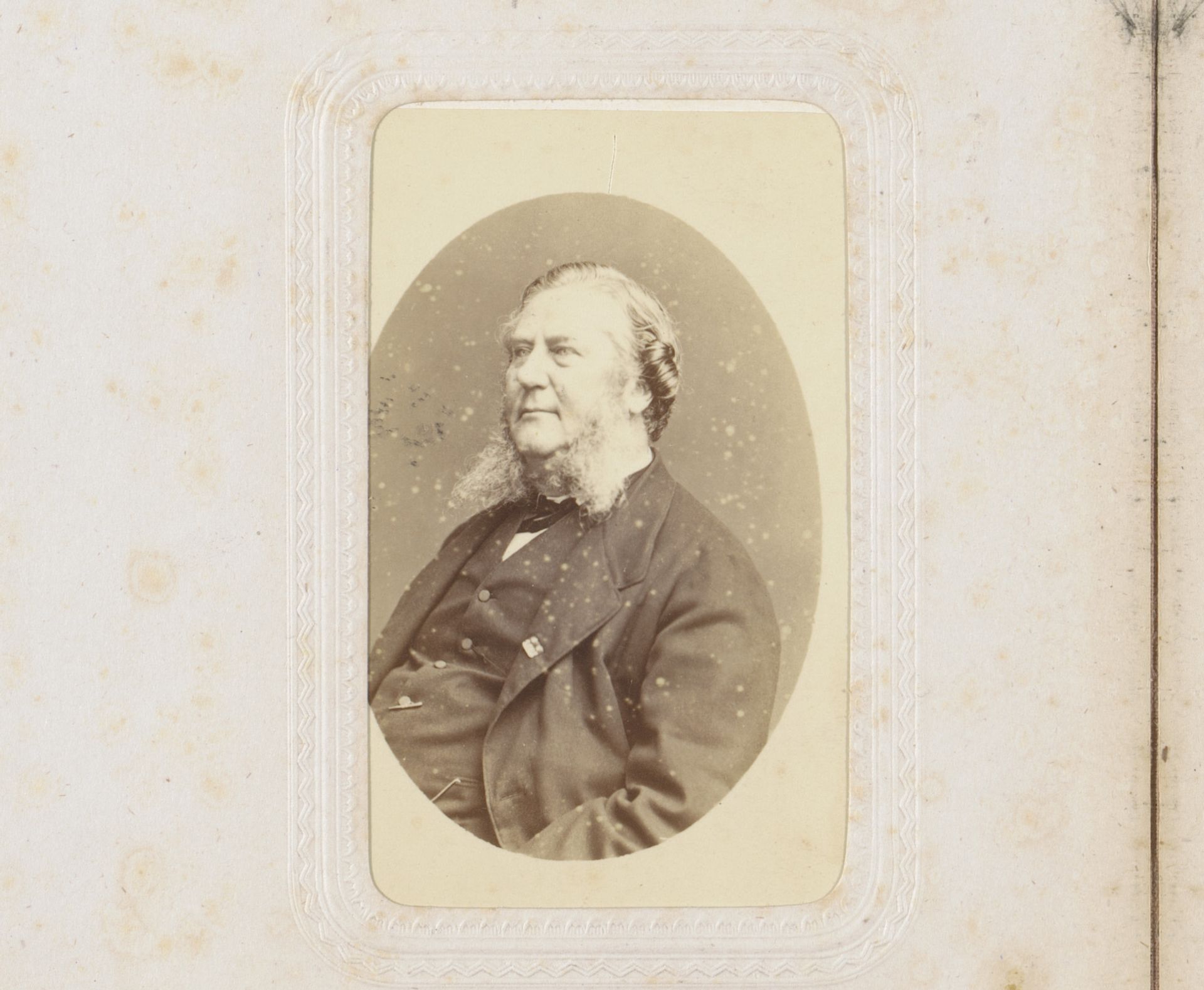 Portret van een zittende man, aangeduid als O.A. Uhlenbeck by Wegner & Mottu