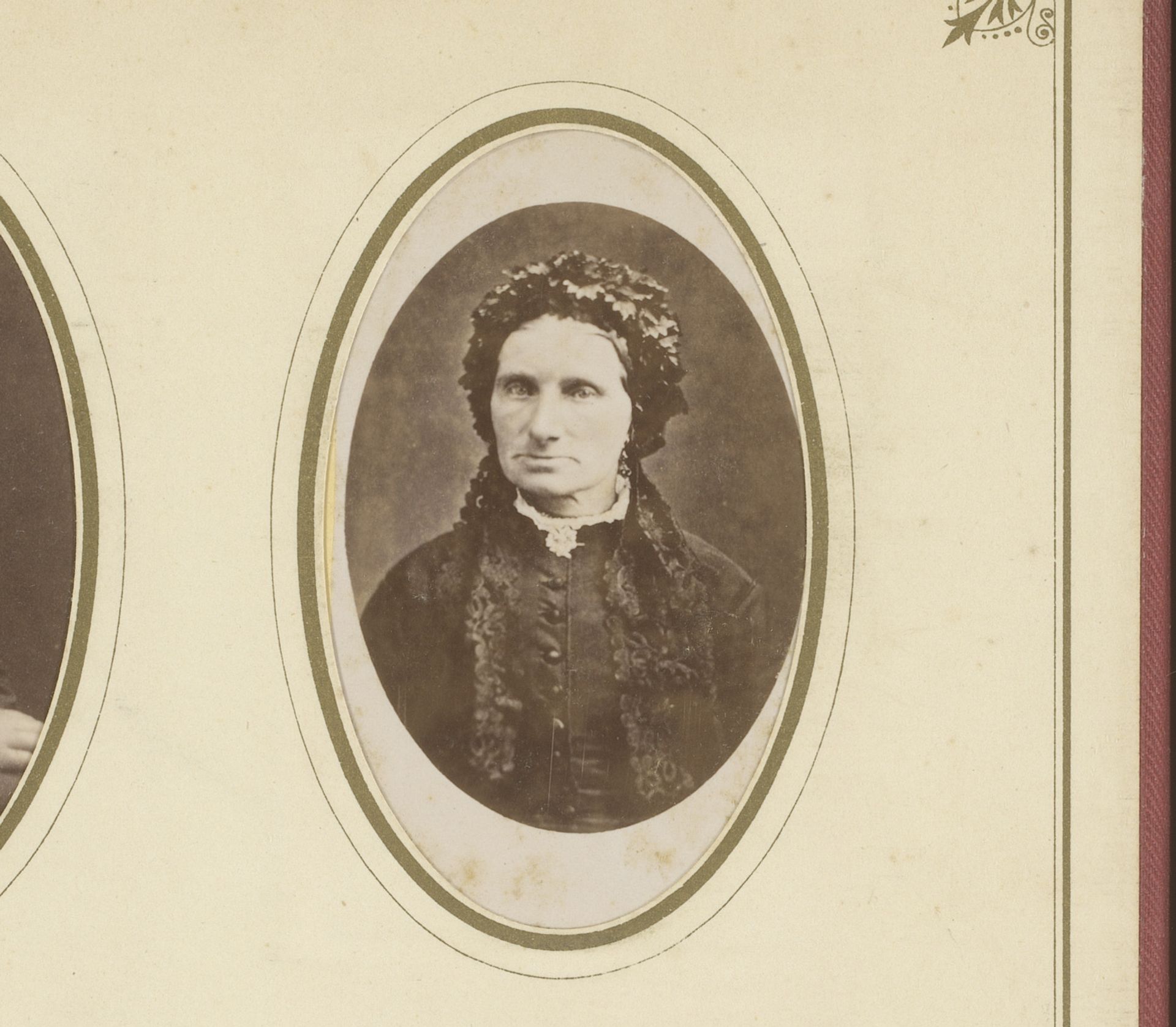 Portret van een vrouw met muts by Benjamin Sanders