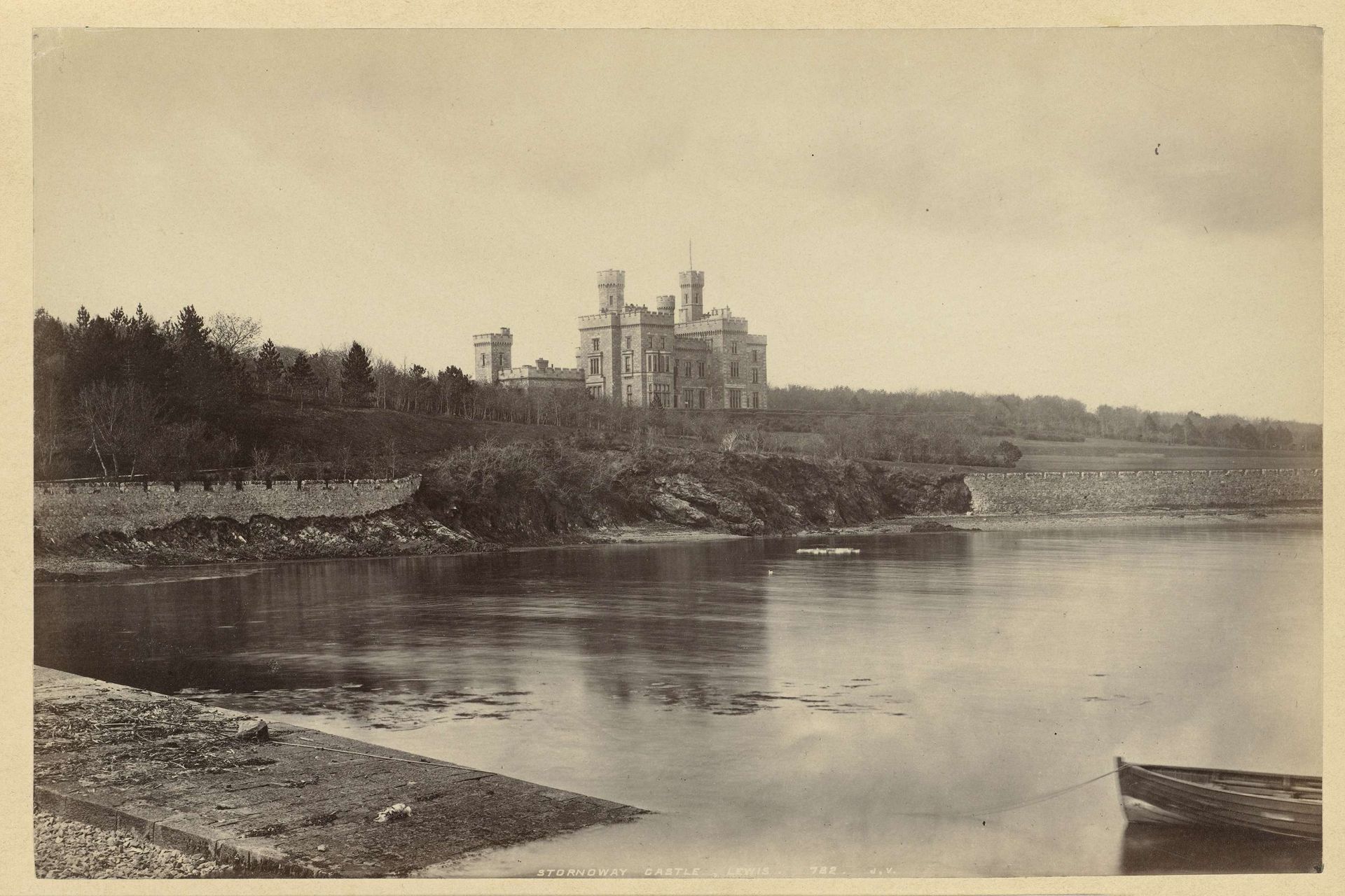 Lews Castle nabij Stornoway op Lewis in Schotland by James Valentine