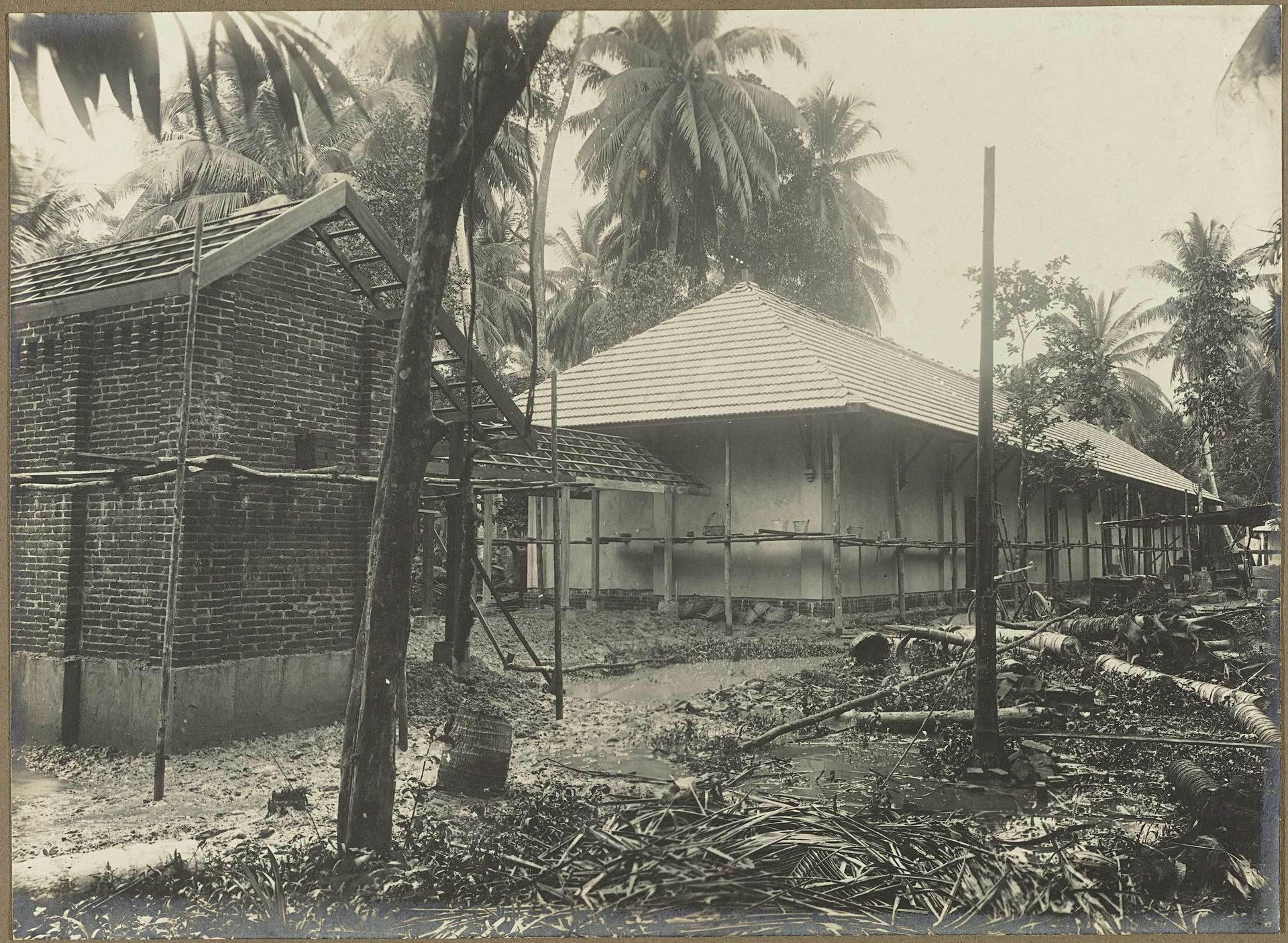 School in aanbouw by Anonymous