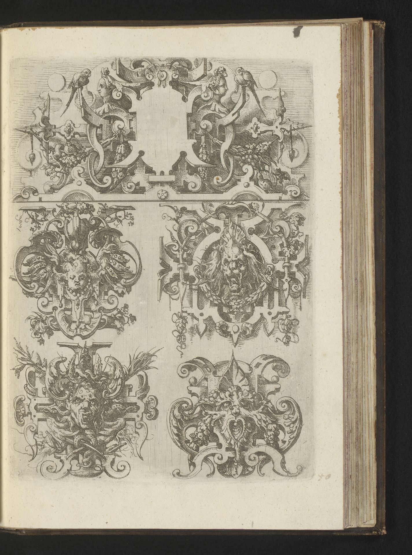 Vier cartouches in een omlijsting van rolwerk met grotesken en de bovenste cartouche omgeven door rolwerk, vogels en mascarons by Wendel (I) Dietterlin
