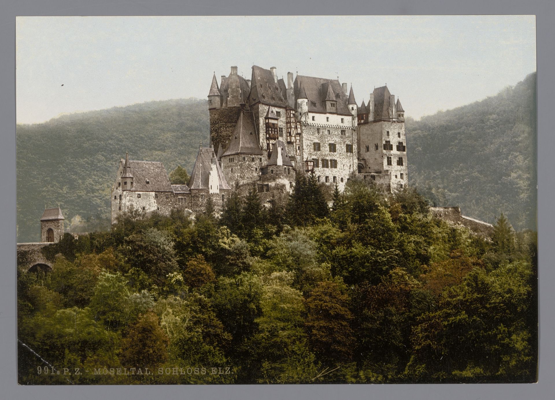 Gezicht op Burg Eltz nabij Wierschem aan de Moezel by Anonymous