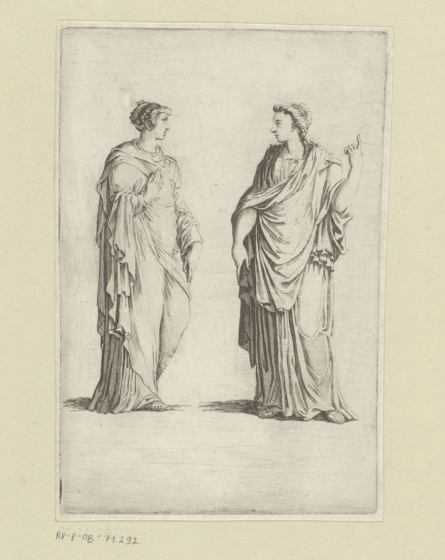 Twee staande vrouwen in antieke klederdracht by Claude Mellan