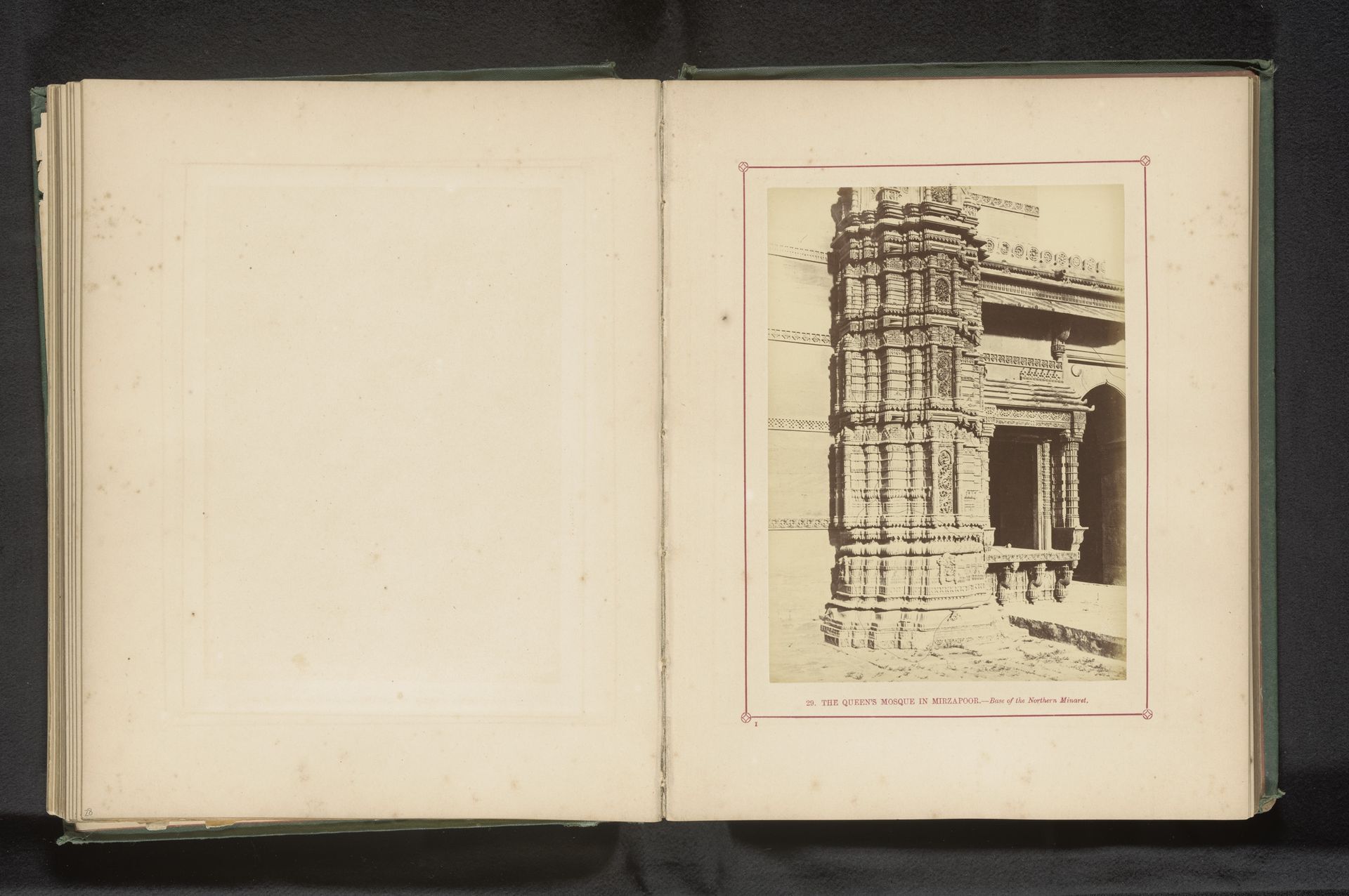 Basis van een minaret van de Rani Rupamati-moskee in Ahmedabad by Thomas Biggs