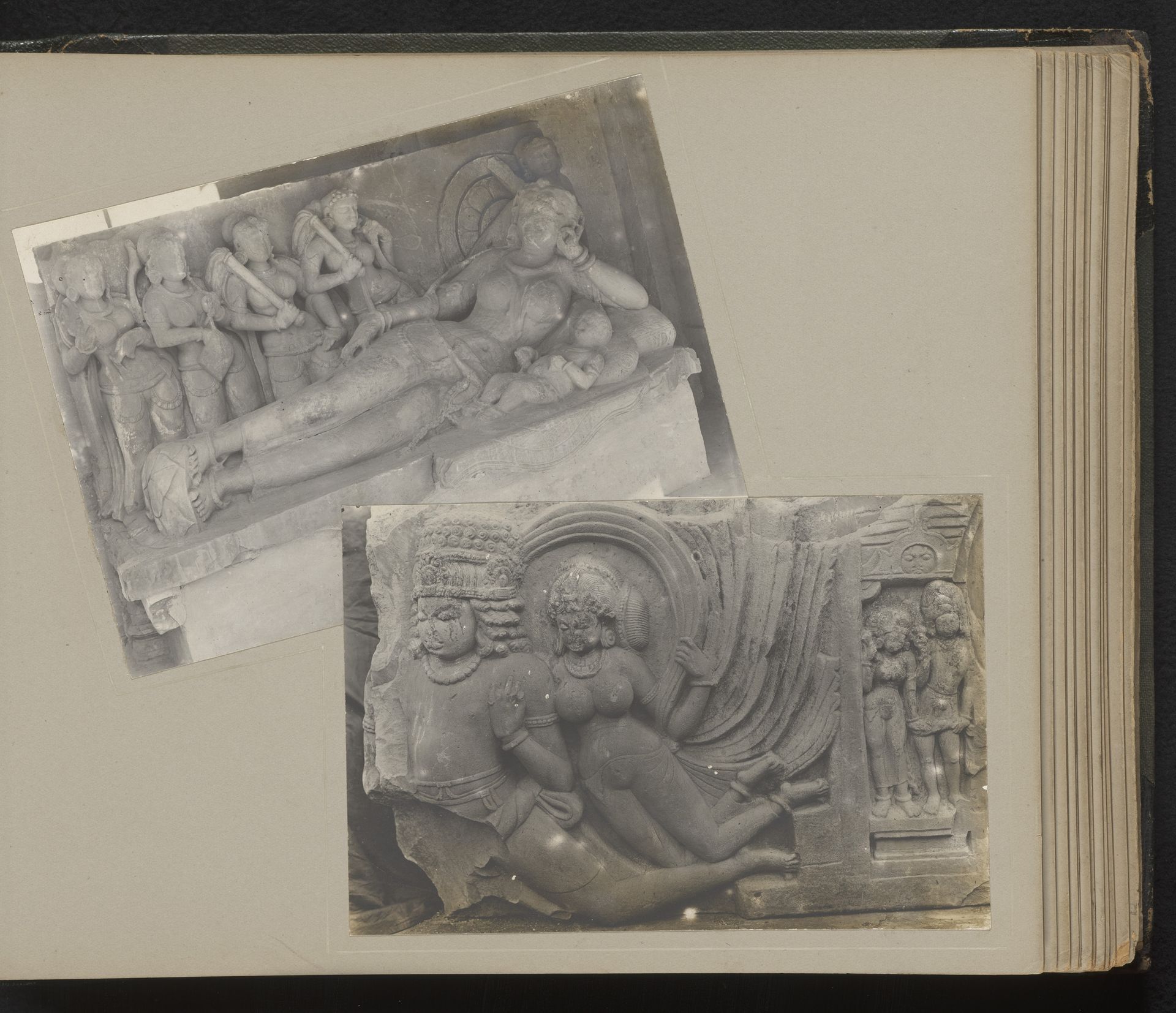 Sculptuur van Krishna met Yasoda en Sculptuur van twee figuren by K.H. Mawal
