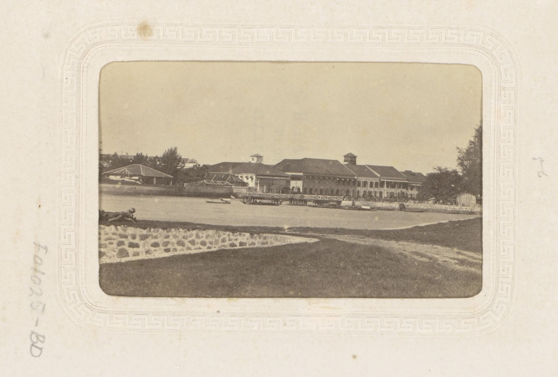 Gezicht op de haven van Singapore by G.R. Lambert & Co.