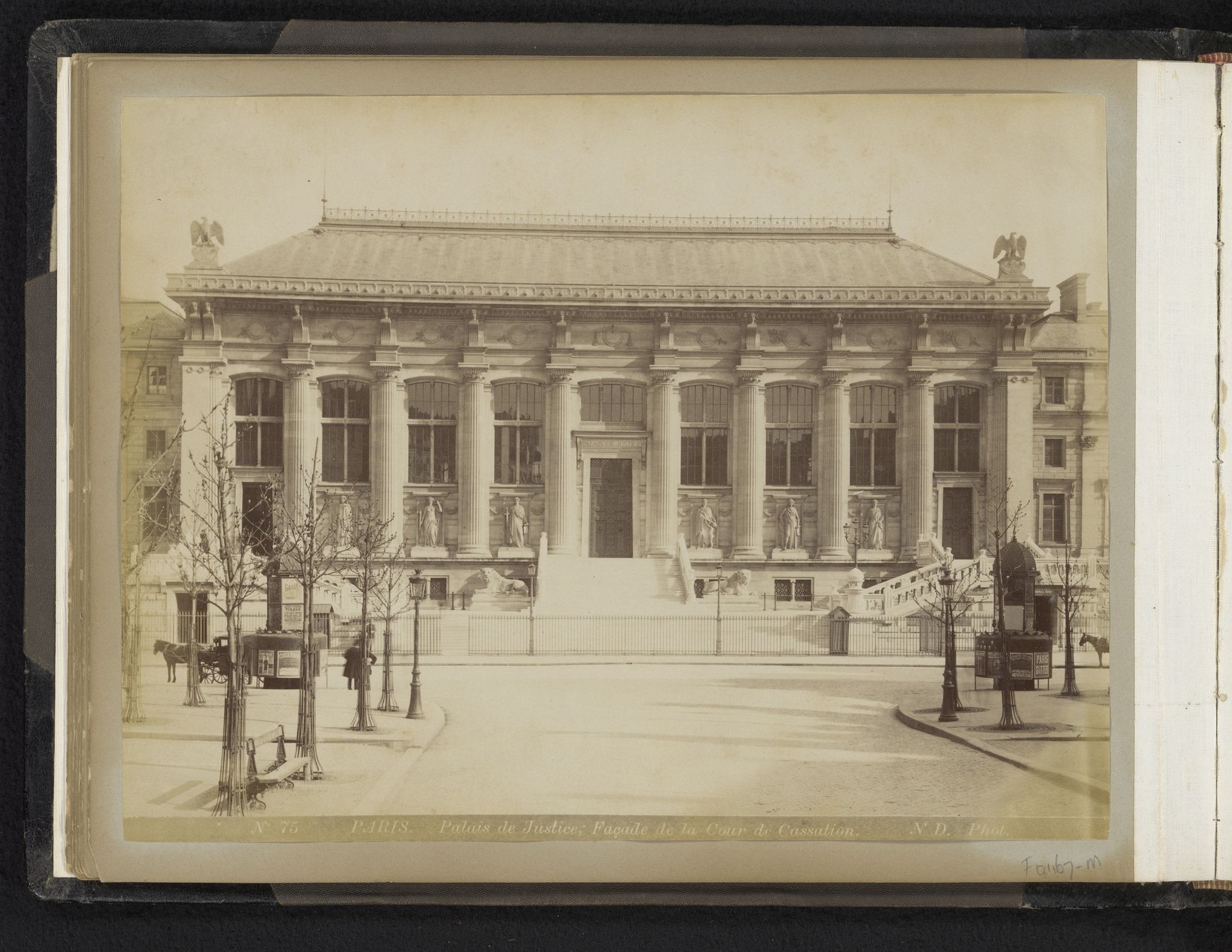 Façade van Palais de Justice te Parijs by Neurdein Frères