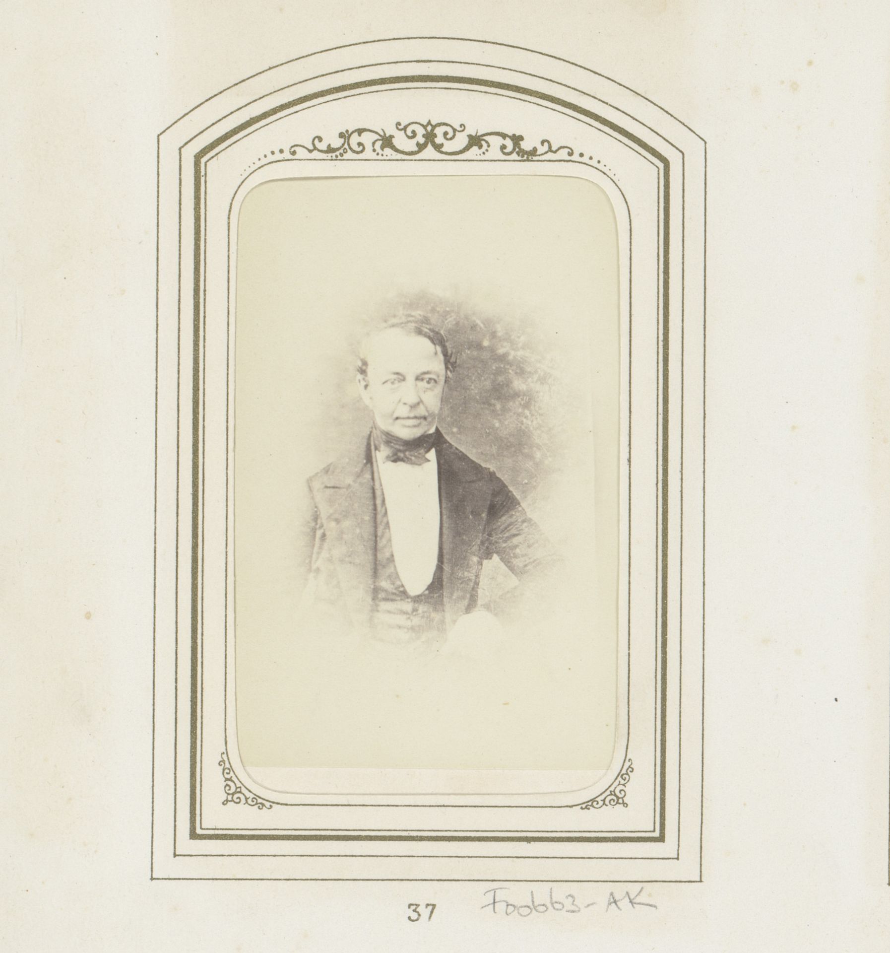 Fotoreproductie van een portret van een man by Woodbury & Page