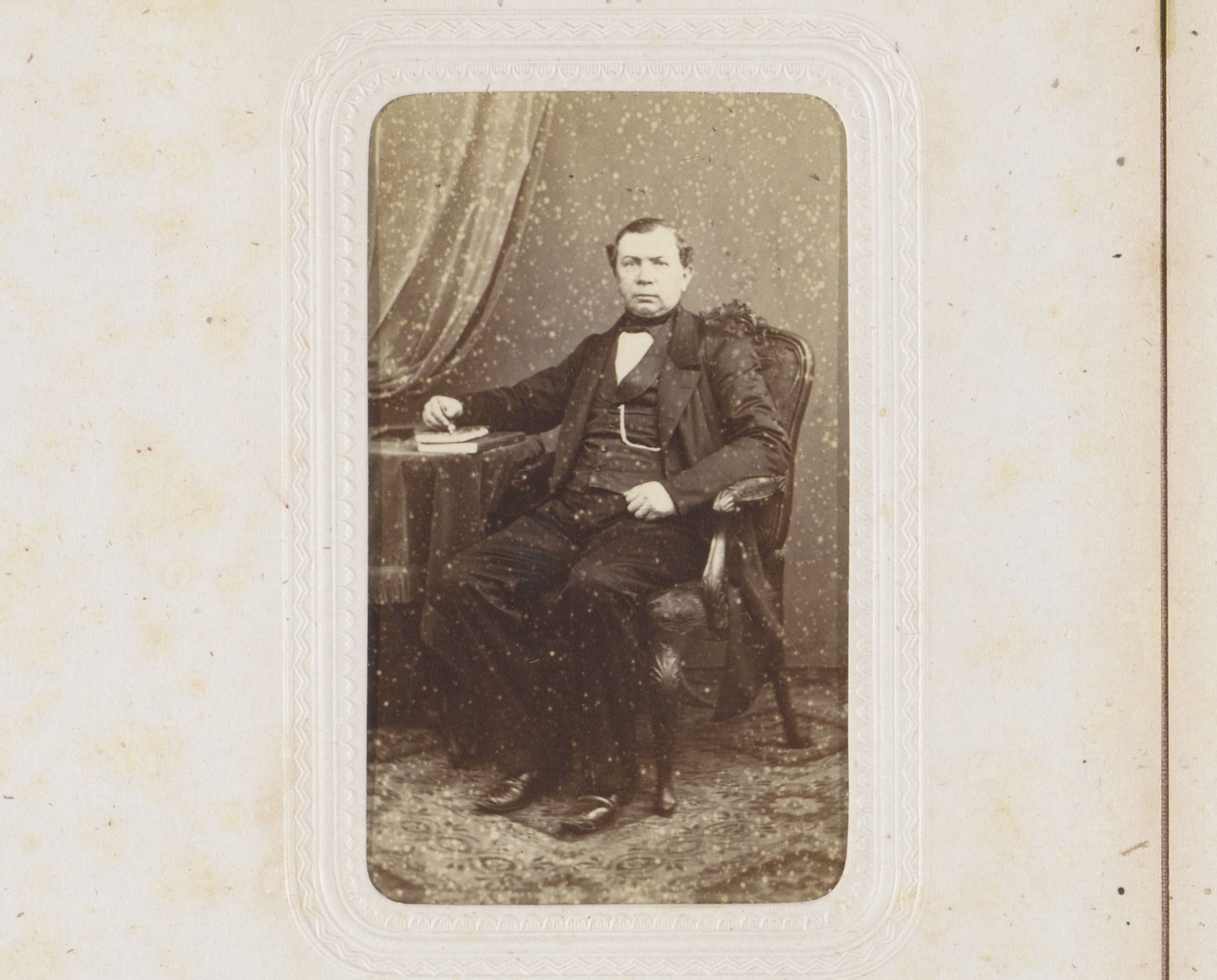 Portret van een man zittend aan een tafel, aangeduid als de aannemer Visser Nieuwpoort by Maurits Verveer