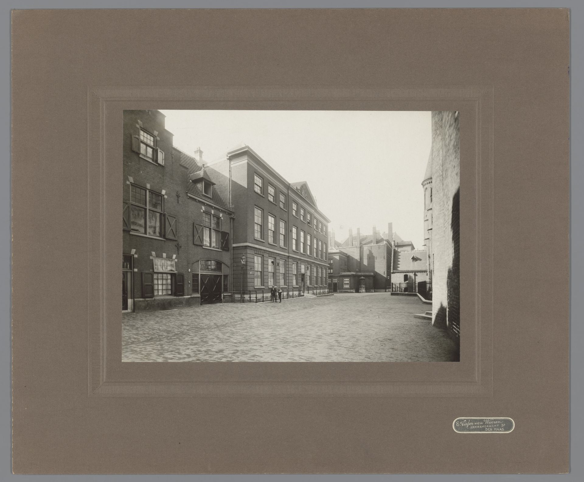 Gezicht op het Binnenhof te Den Haag by E. Visser von Weeren