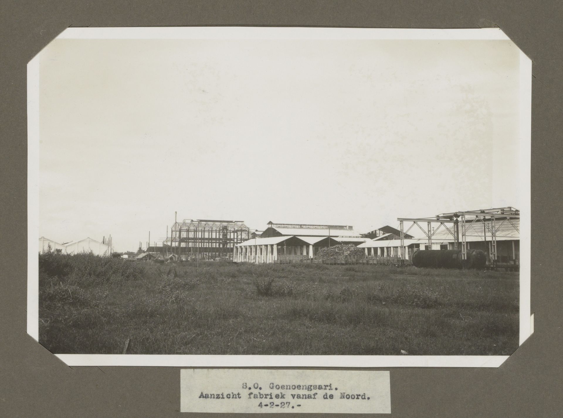 S.O. Goenoengsari. Aanzicht fabriek vanaf de Noord. 4-2-27. by Anonymous