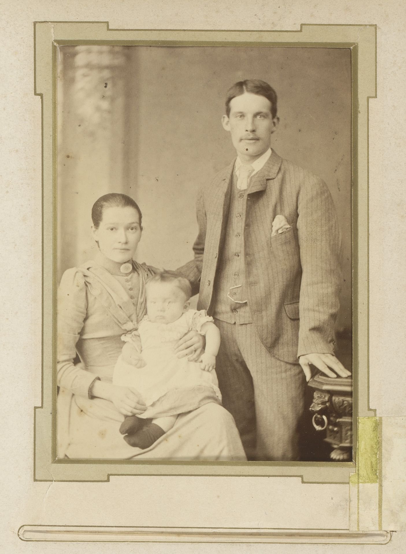 Familieportret van een man, vrouw en baby by Church & Brantingham