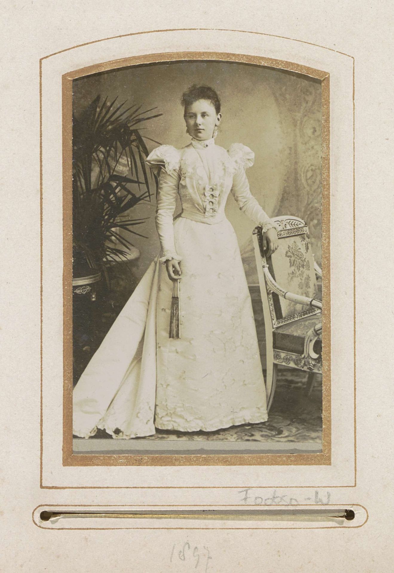Portret van prinses Wilhelmina, met waaier by Adolphe Zimmermans