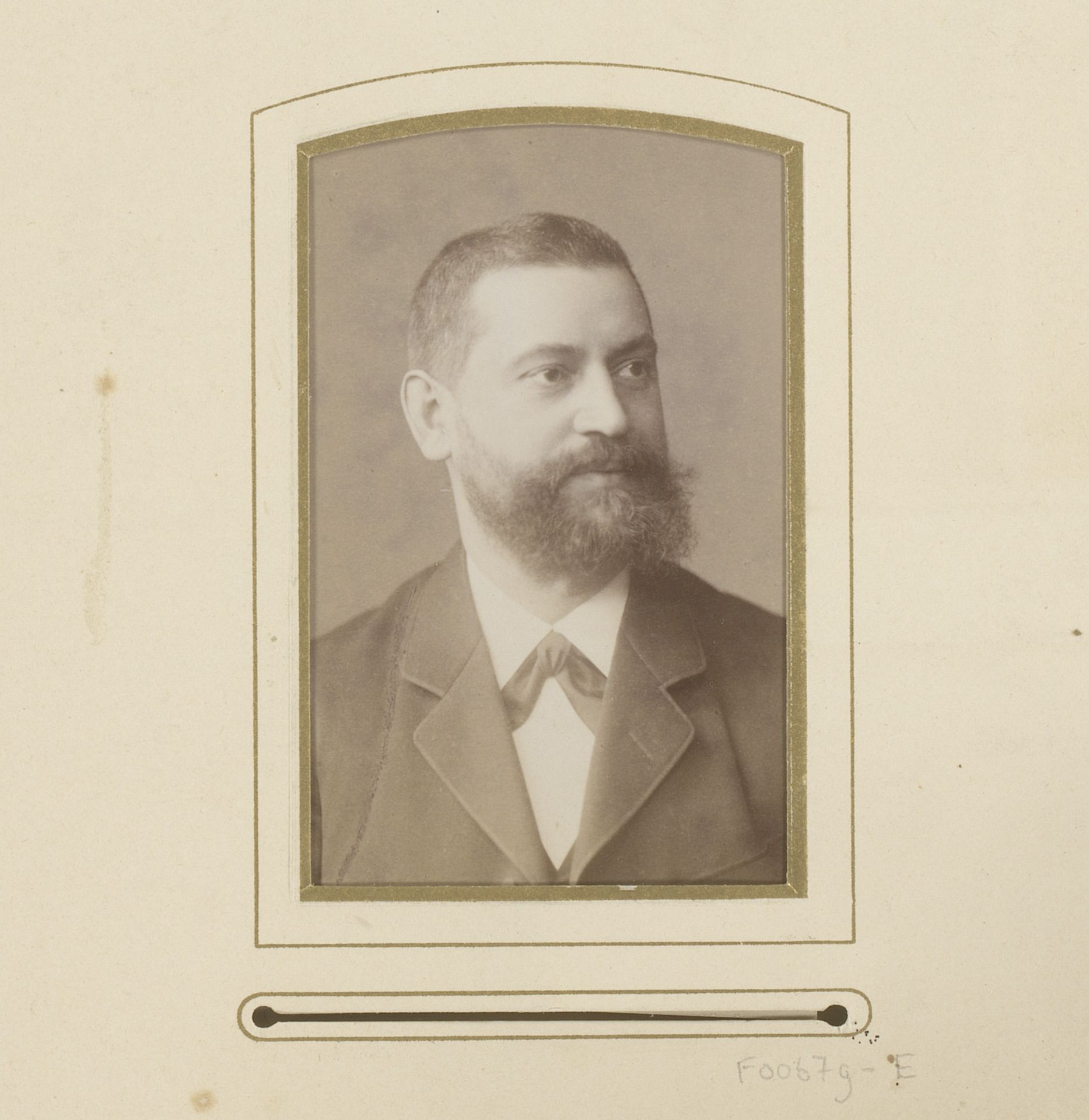 Portret van een man met snor en baard by Julius Cornelius Schaarwächter