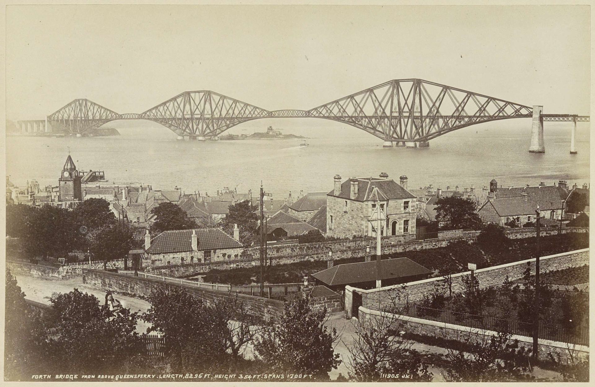 Gezicht op de Forth Bridge over de Firth of Forth in Schotland by James Valentine