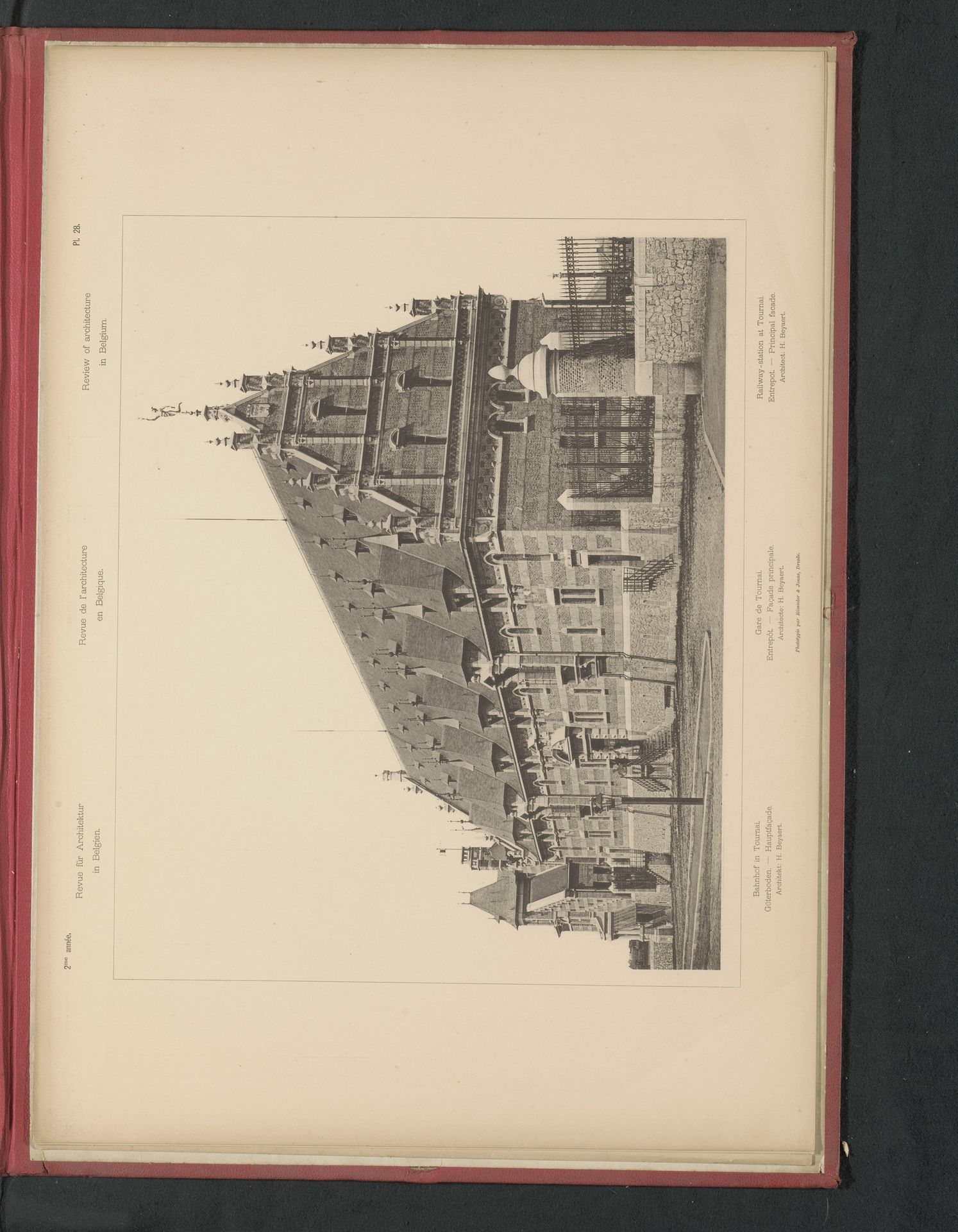 Gezicht op het stationsgebouw van Doornik, België by Römmler & Jonas