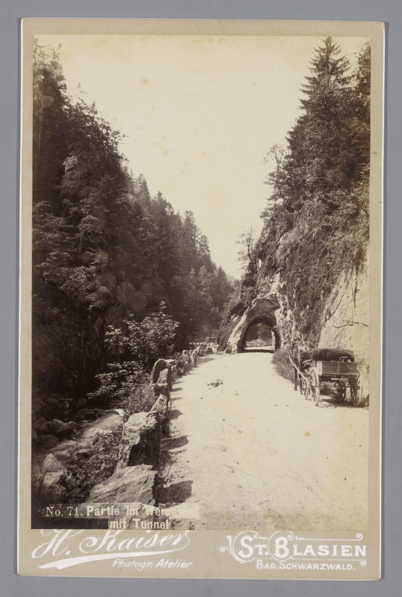 Gezicht op een bergweg, vermoedelijk in het Schwarzwald by H. Kaiser