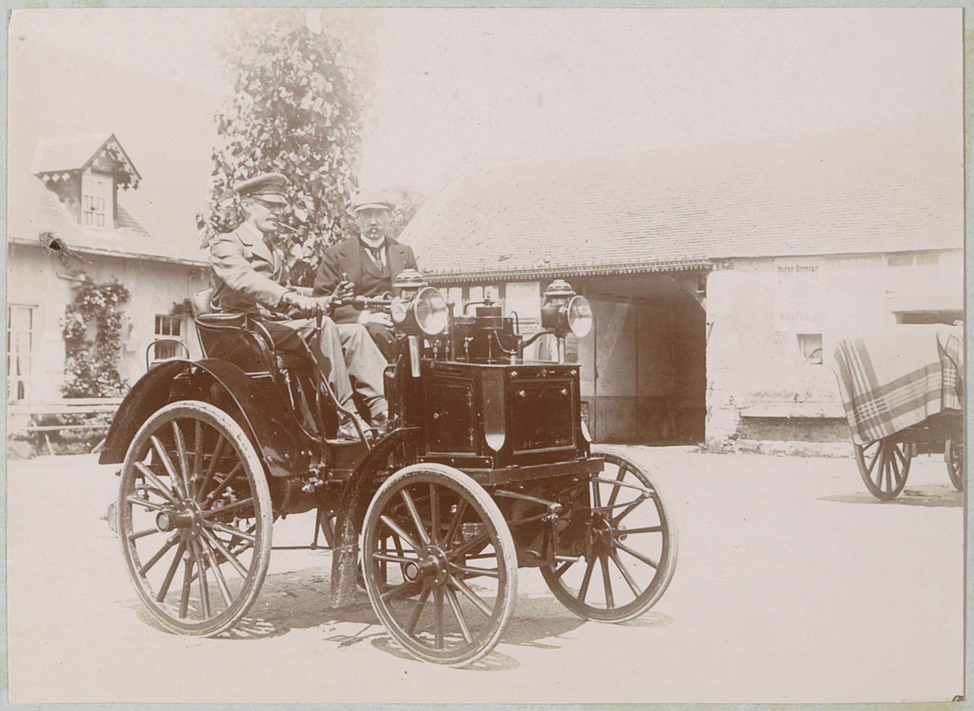 Twee mannen in een automobiel in Varaville by Delizy