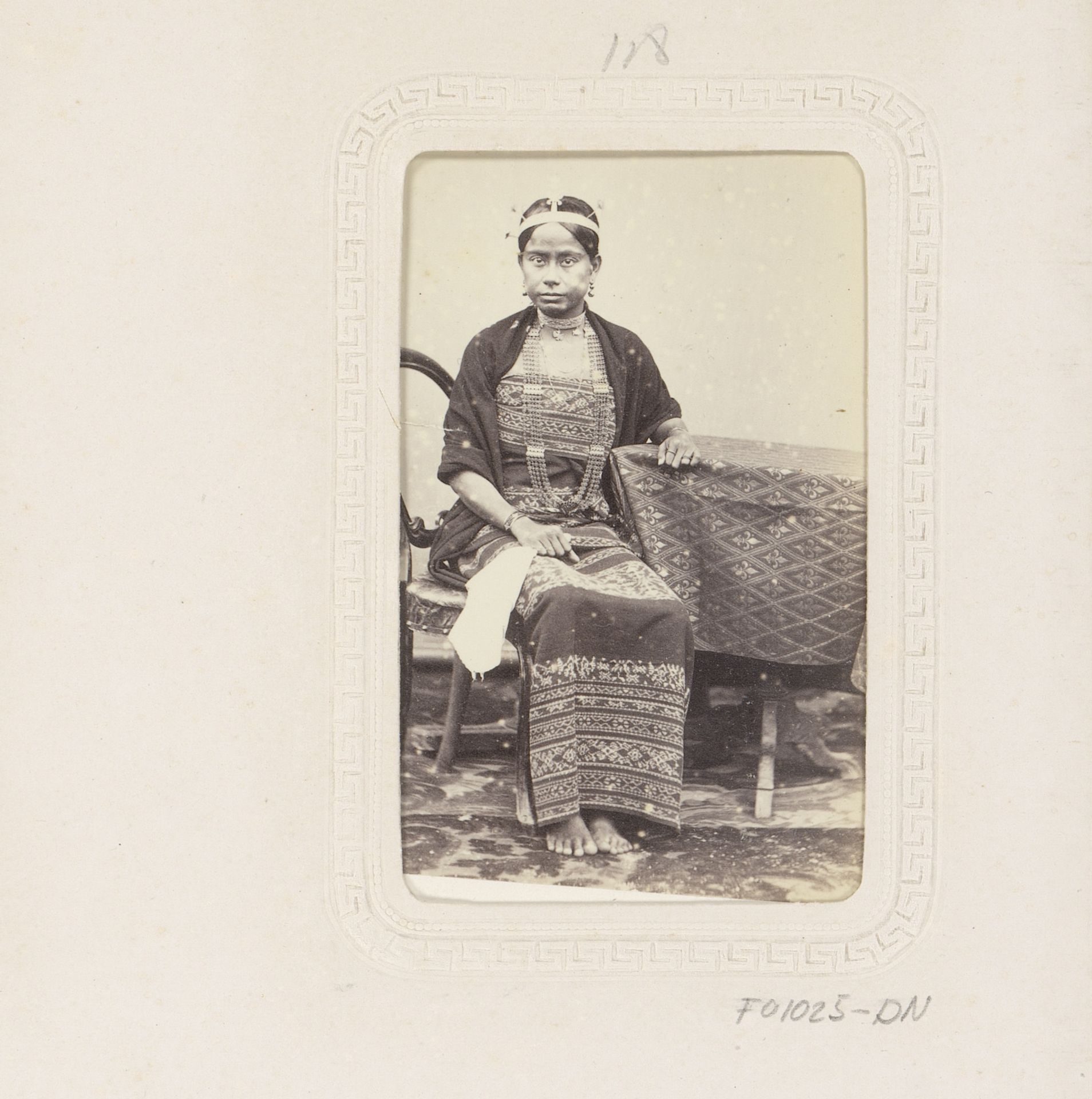 Portret van een zittende jonge Indonesische vrouw met hoofdband by Woodbury & Page