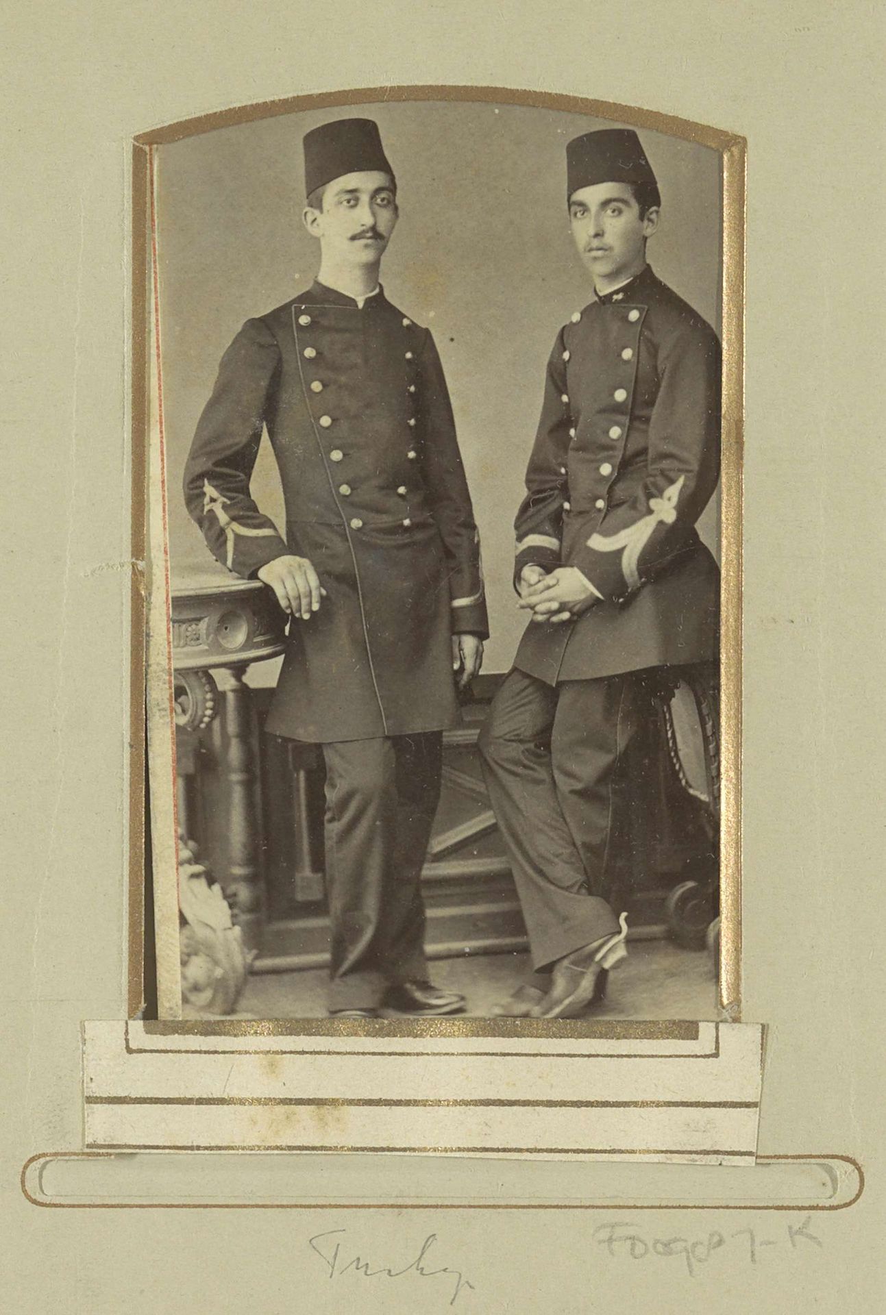 Portret van twee (vermoedelijk) Turkse militairen, staand bij een tafel met fez by Nicolas Andriomenos