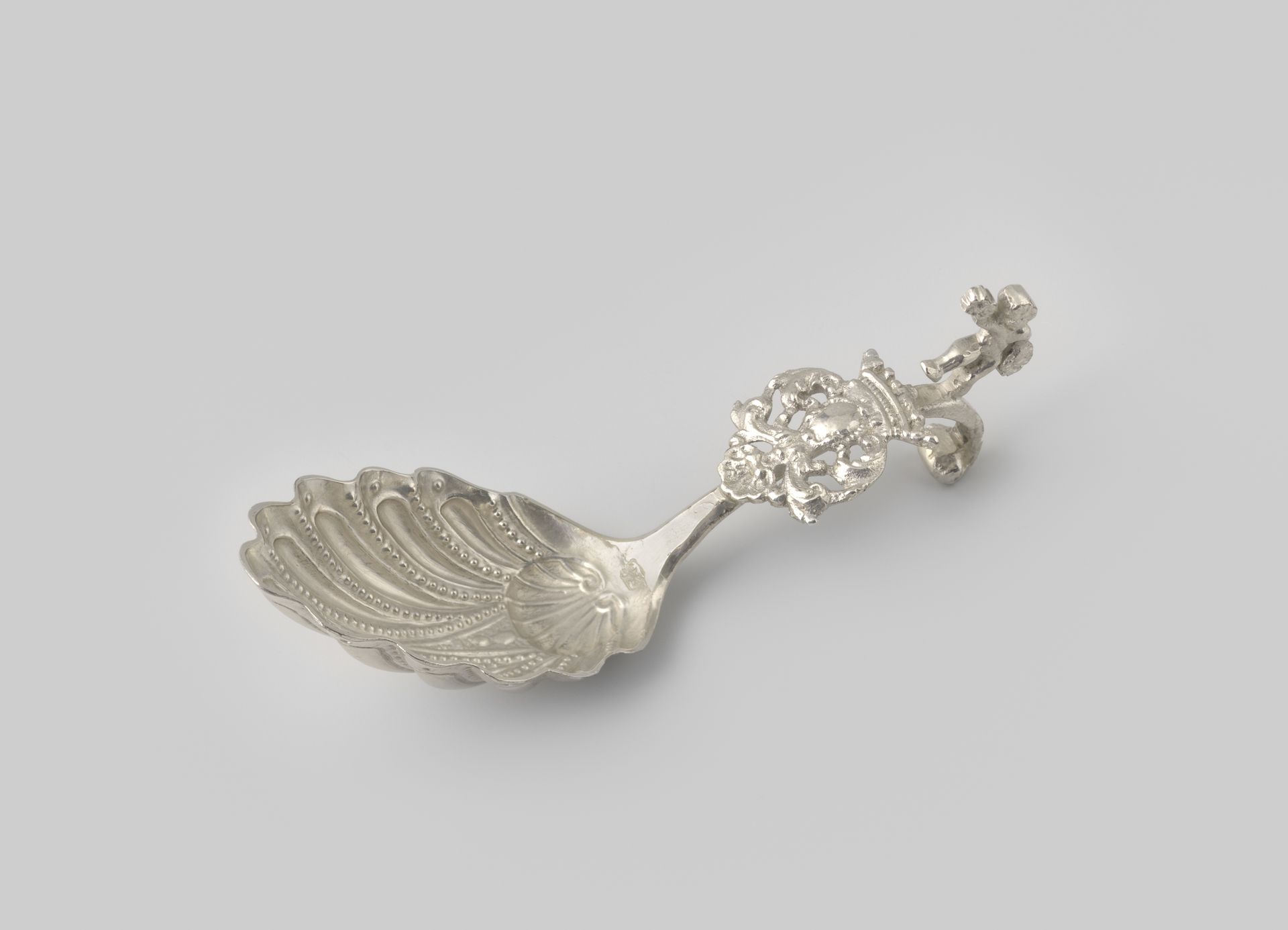Roomlepel, met gebogen steel met dansende amor by Eduard Elgersma