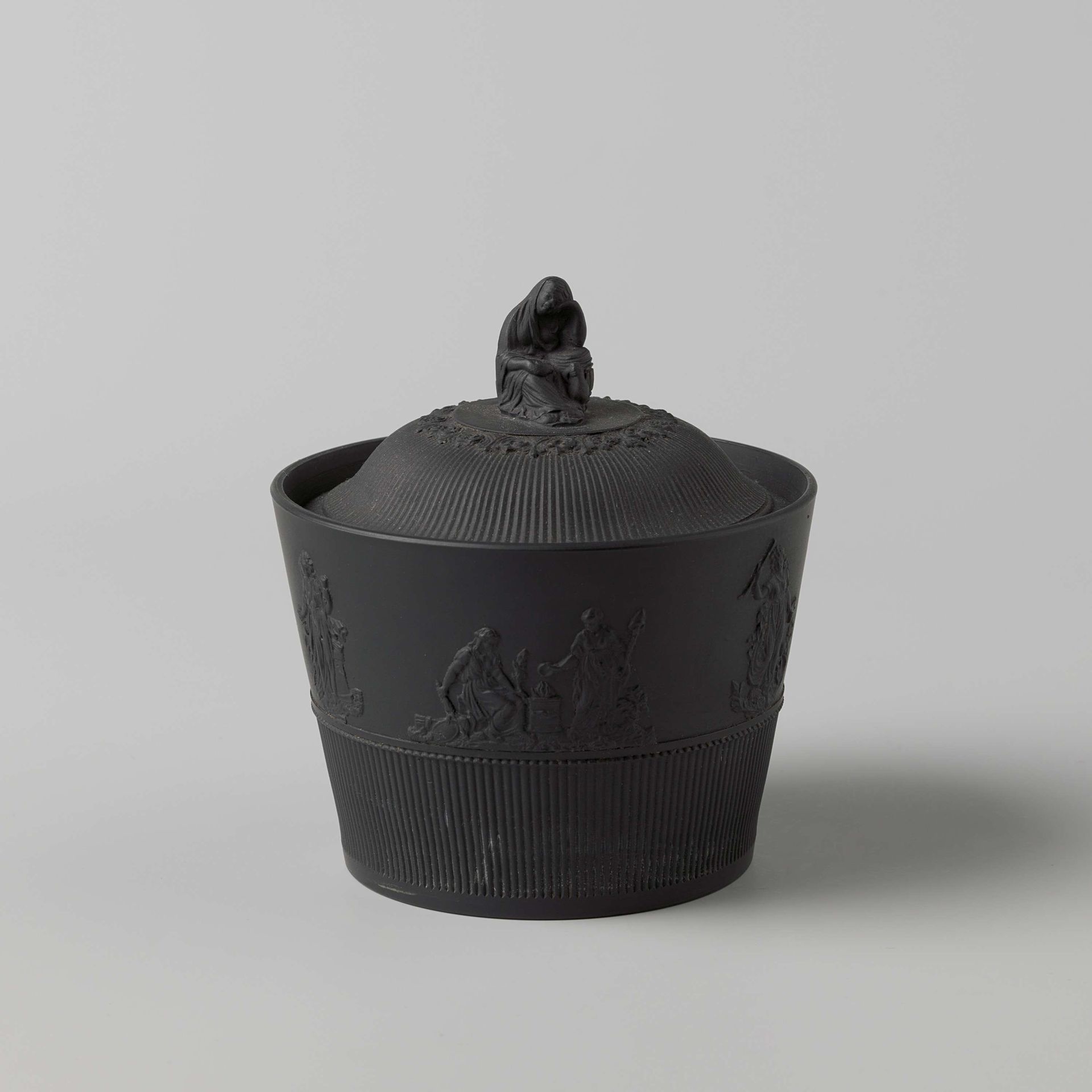 Suikerpot van aardewerk, E.J. Birch Black Basalt. Met deksel. by Edmund John Birch