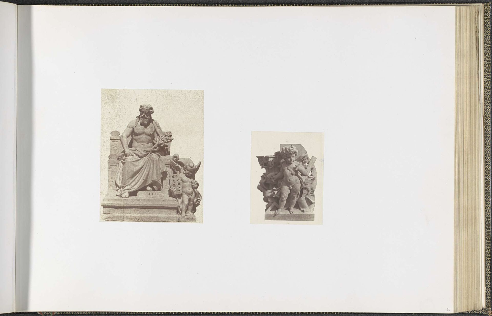 Gipsmodellen voor beeldhouwwerken op het Palais du Louvre: links "L'Art grec" door Gabriel Bernard Seurre en rechts "La Pierre" door Auguste Poitevin by Edouard Baldus