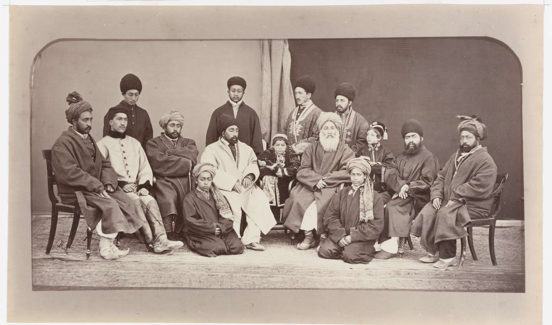Groepsportret van de familie van Dost Mohammed Khan, met Sjer Ali Khan en Abdoer Rahman Khan by John Burke