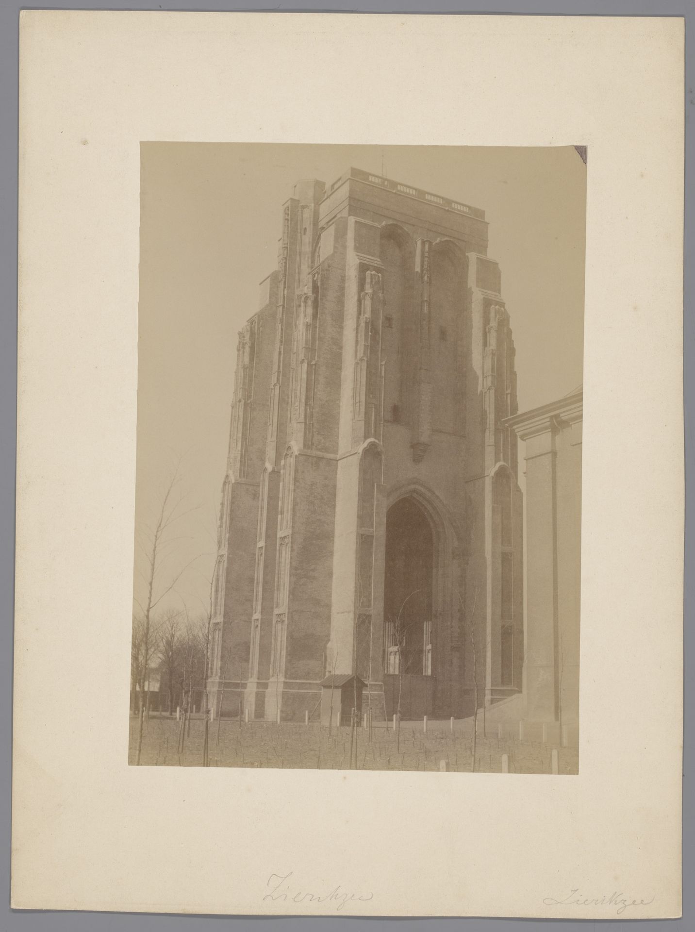 Gezicht op de Sint-Lievensmonstertoren te Zierikzee by anoniem (Monumentenzorg)
