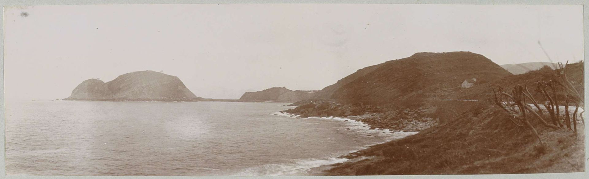Gezicht op een bergachtige kust, vermoedelijk in Frans of Spaans Baskenland by Delizy