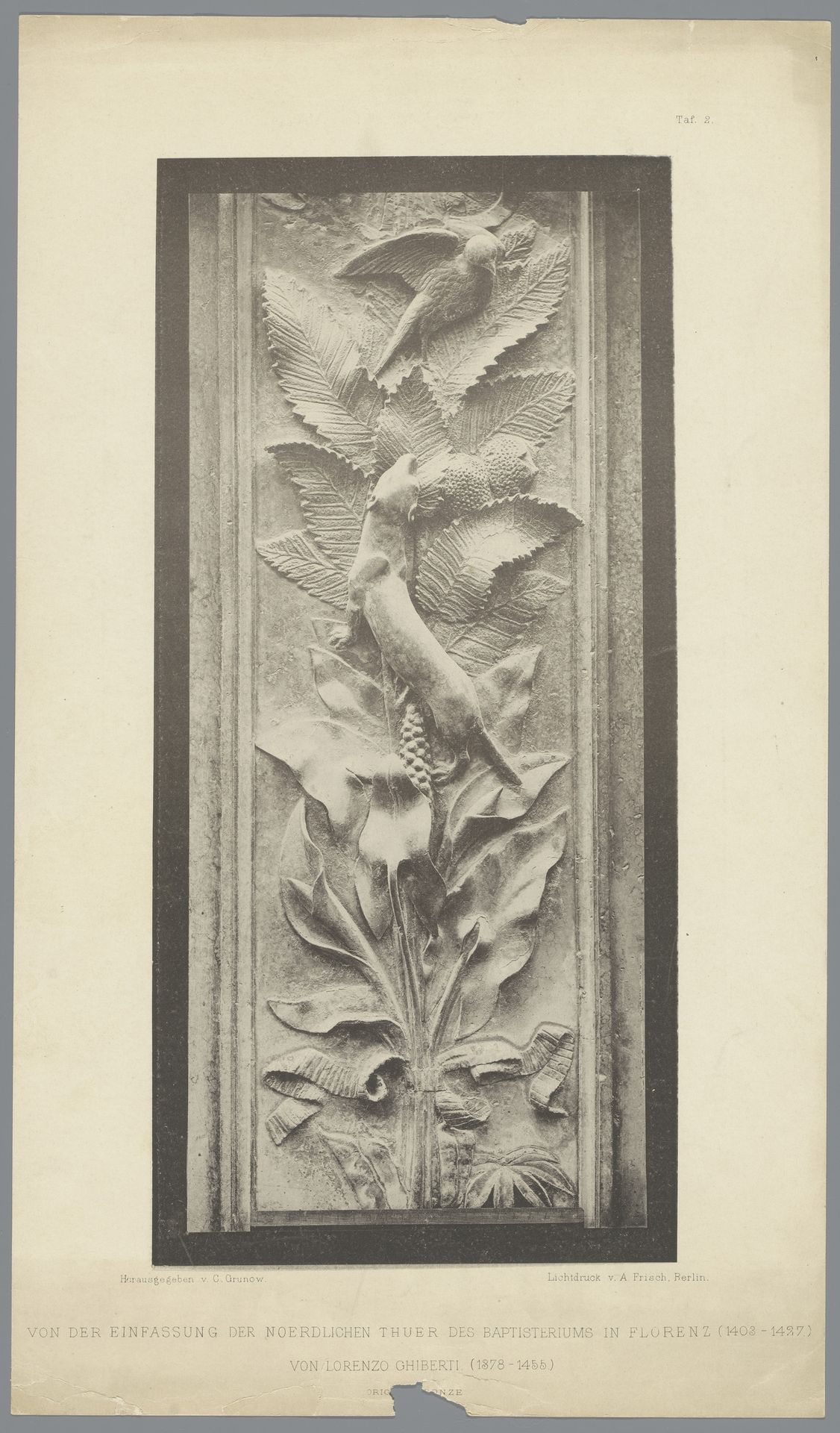 Reliëf van een deur van het Baptisterium te Florence door Lorenzo Ghiberti, voorstellend een marterachtige die op een vogel jaagt by Anonymous