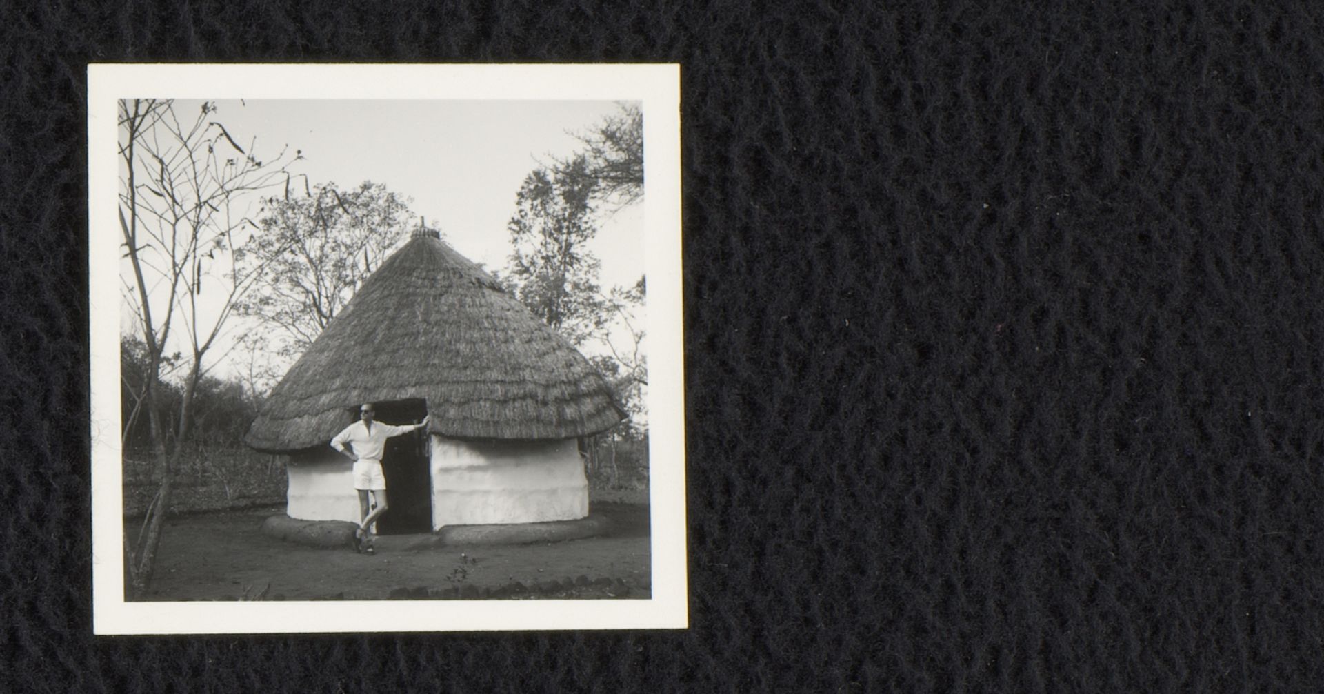Onbekende man bij een lemen huis, vermoedelijk in Transvaal, Zuid-Afrika by Willem Jacob van den Berg
