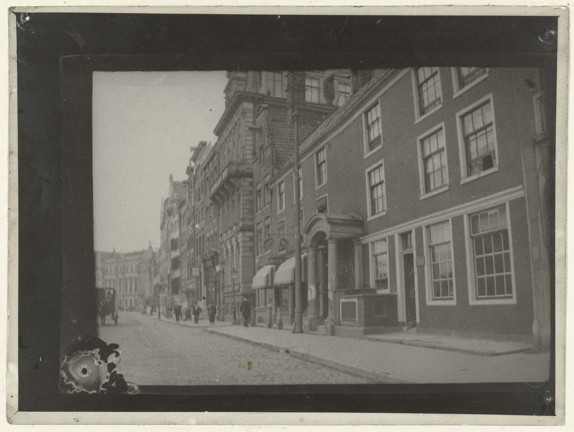 Gezicht op het Rokin te Amsterdam by George Hendrik Breitner