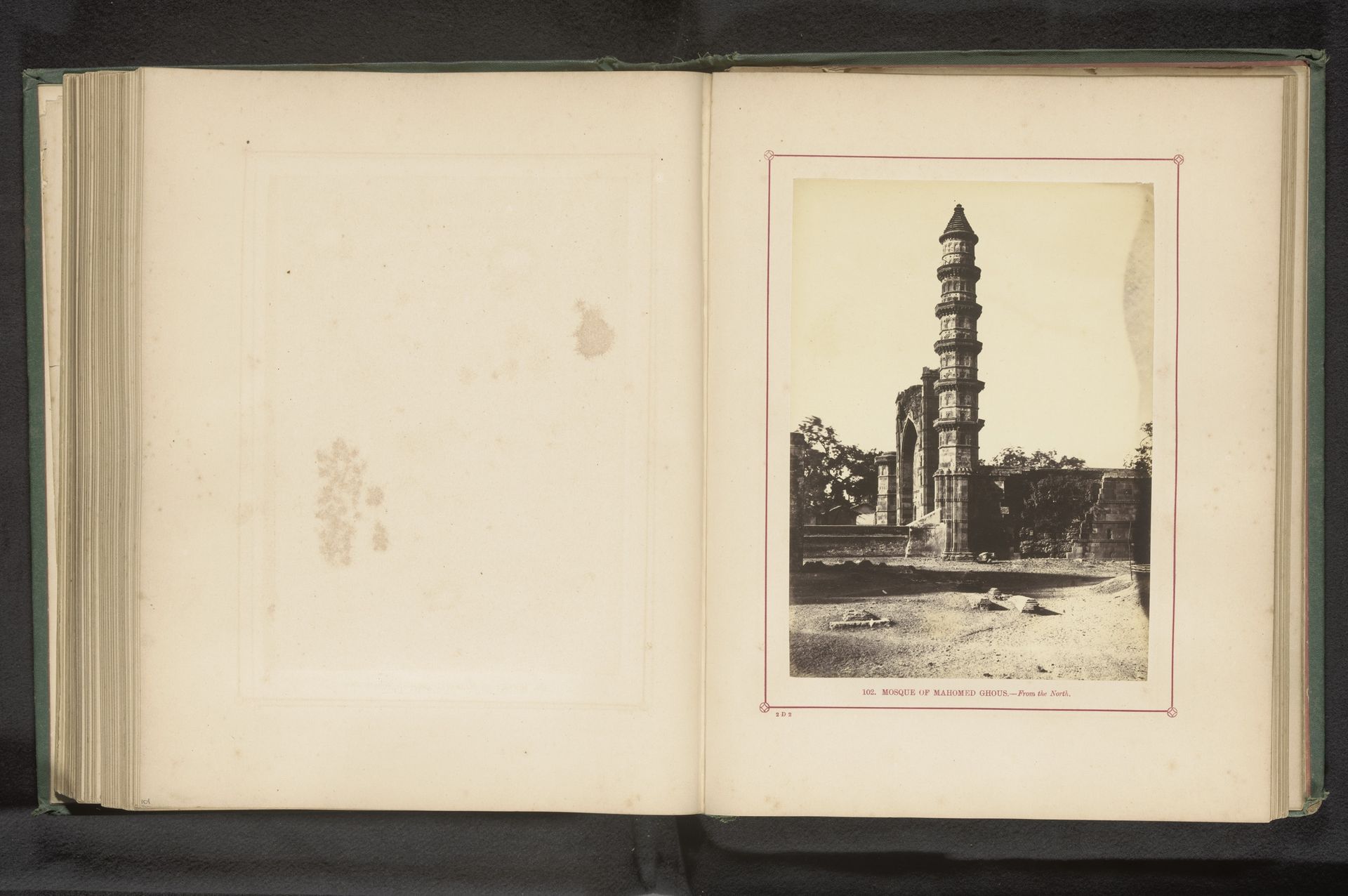 Gezicht op een minaret van de Mohammed Ghous-moskee in Ahmedabad by Thomas Biggs