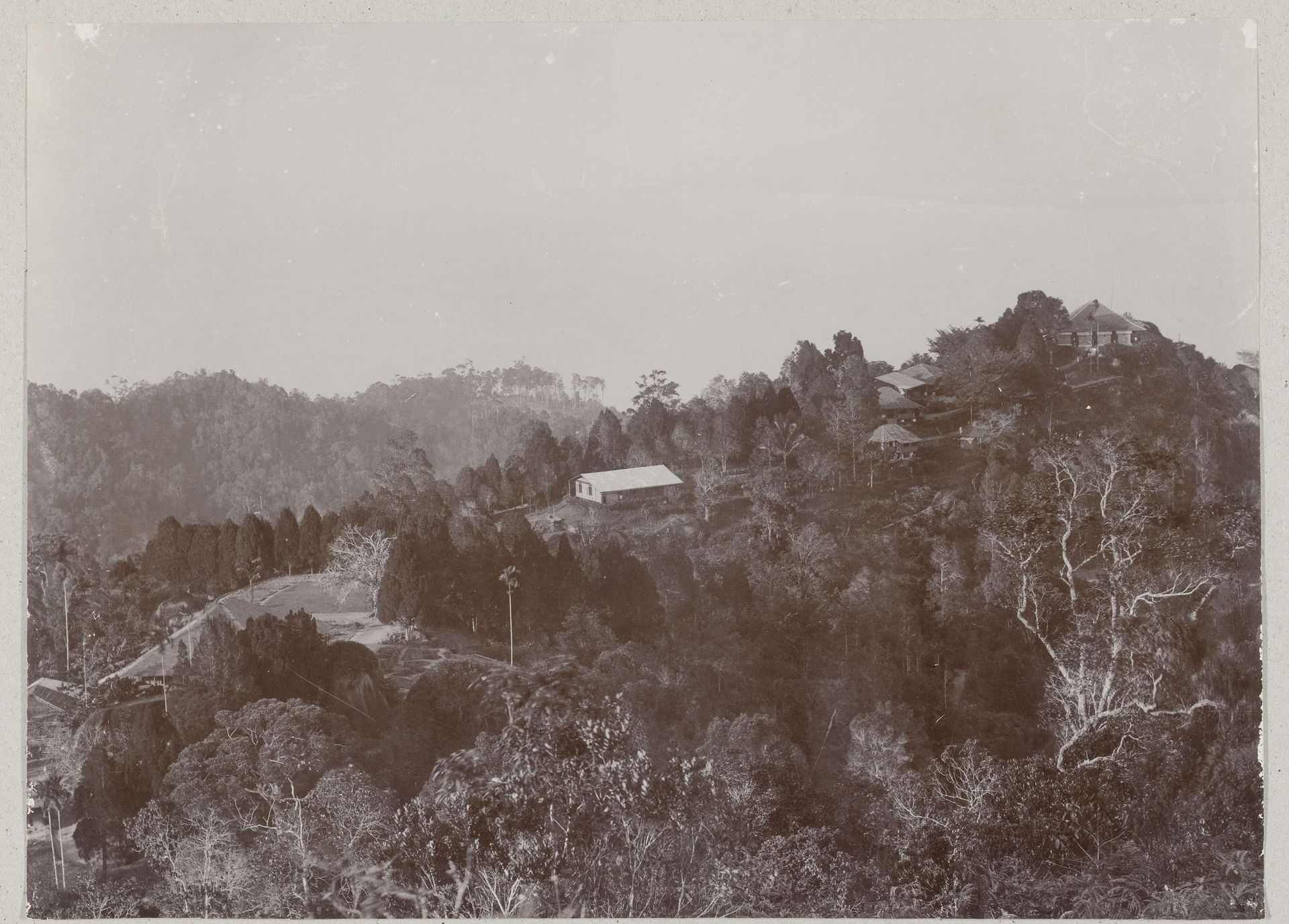 Gezicht op een landschap met enkele gebouwen en op de achtergrond een baai, vermoedelijk op Sumatra by Christiaan Benjamin Nieuwenhuis