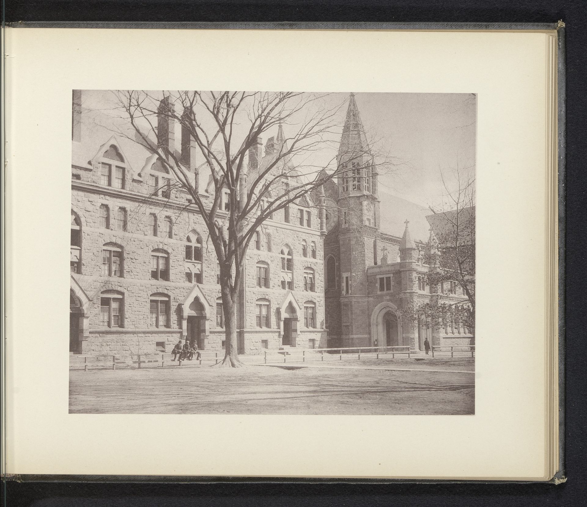 Exterieur van Durfee Hall van Yale University te New Haven by Anonymous