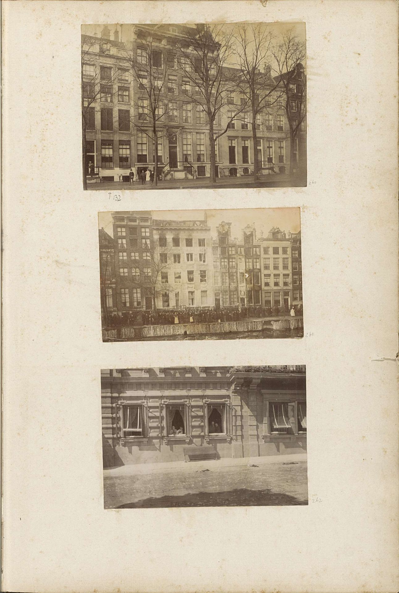 Pand aan de Herengracht met leden van de familie Crommelin zichtbaar achter ramen by Anonymous