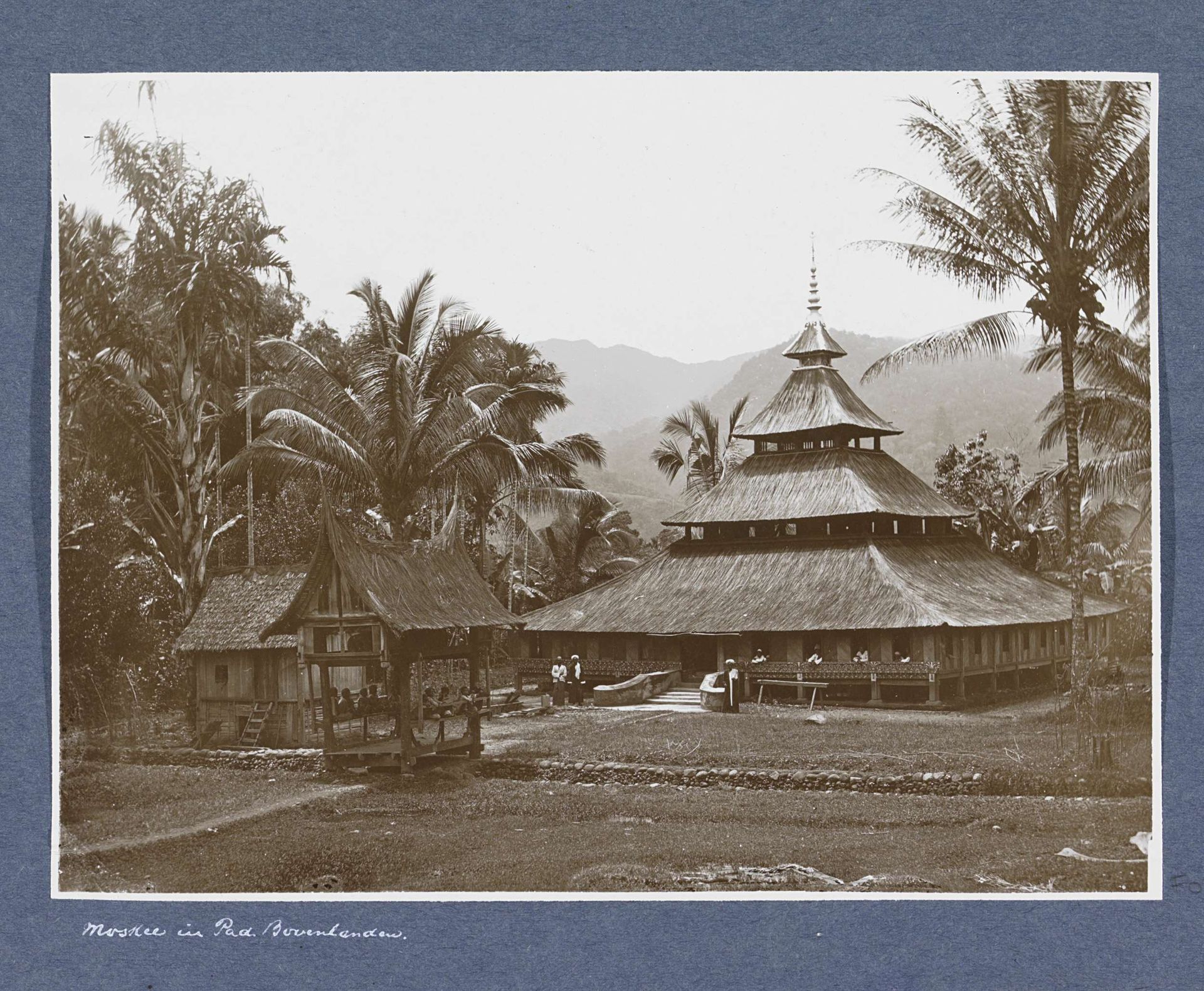 Moskee in de Padangse Bovenlanden op Sumatra by Christiaan Benjamin Nieuwenhuis