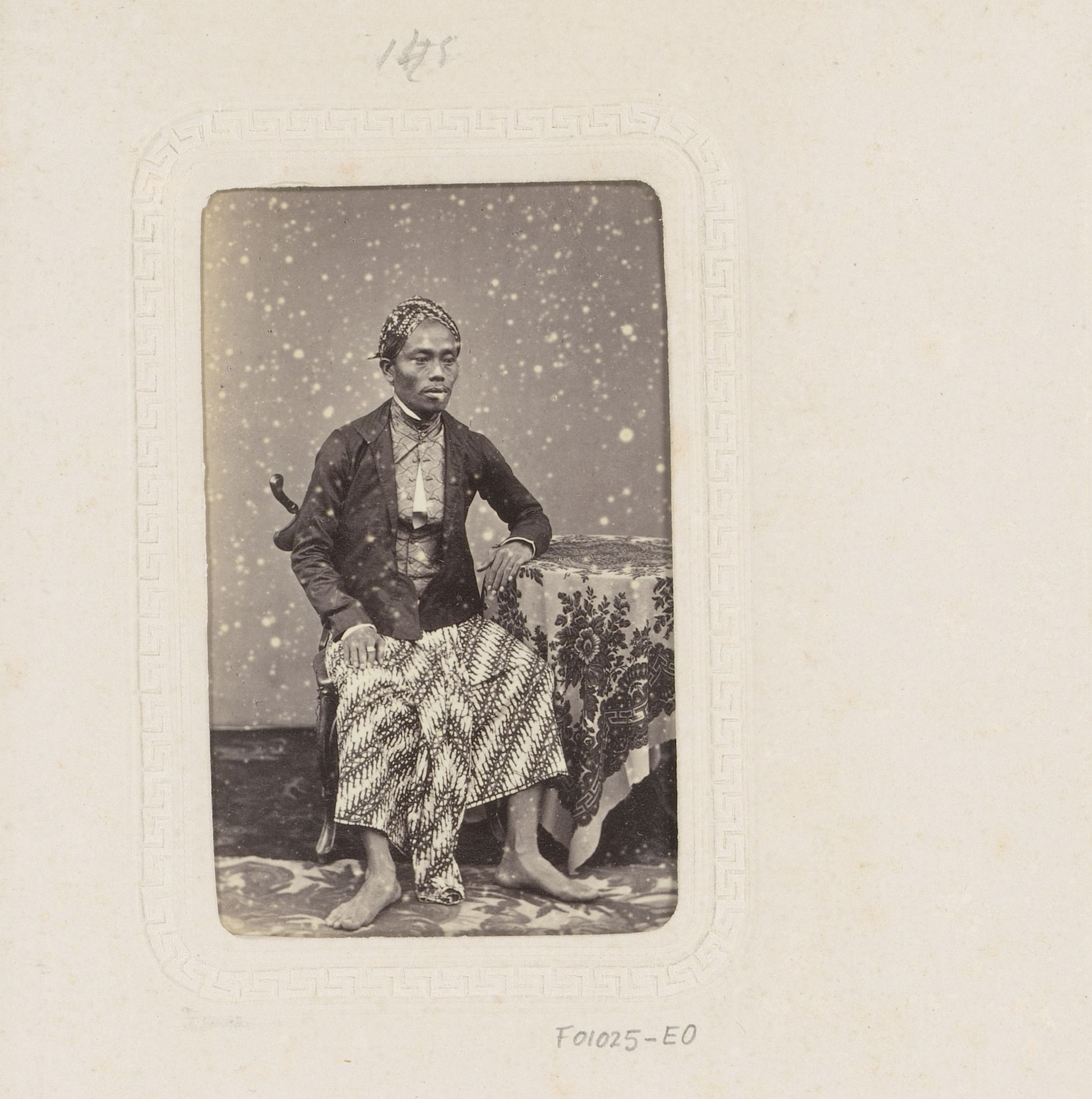 Portret van een zittende, Indonesische man by Woodbury & Page