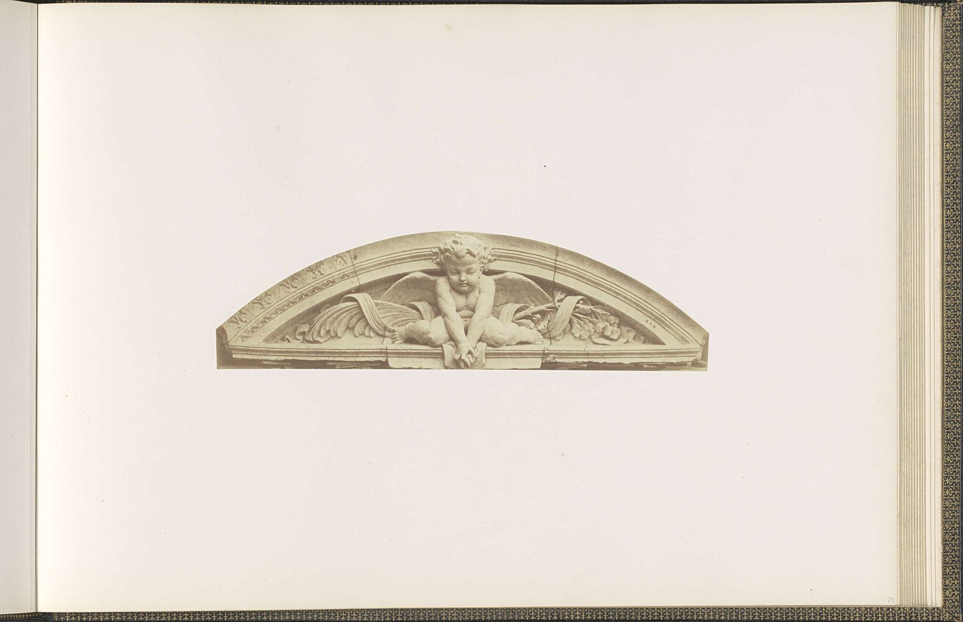 Gipsmodel voor het fronton van twee deuren van het Palais du Louvre door Pierre Edouard Charrier by Edouard Baldus